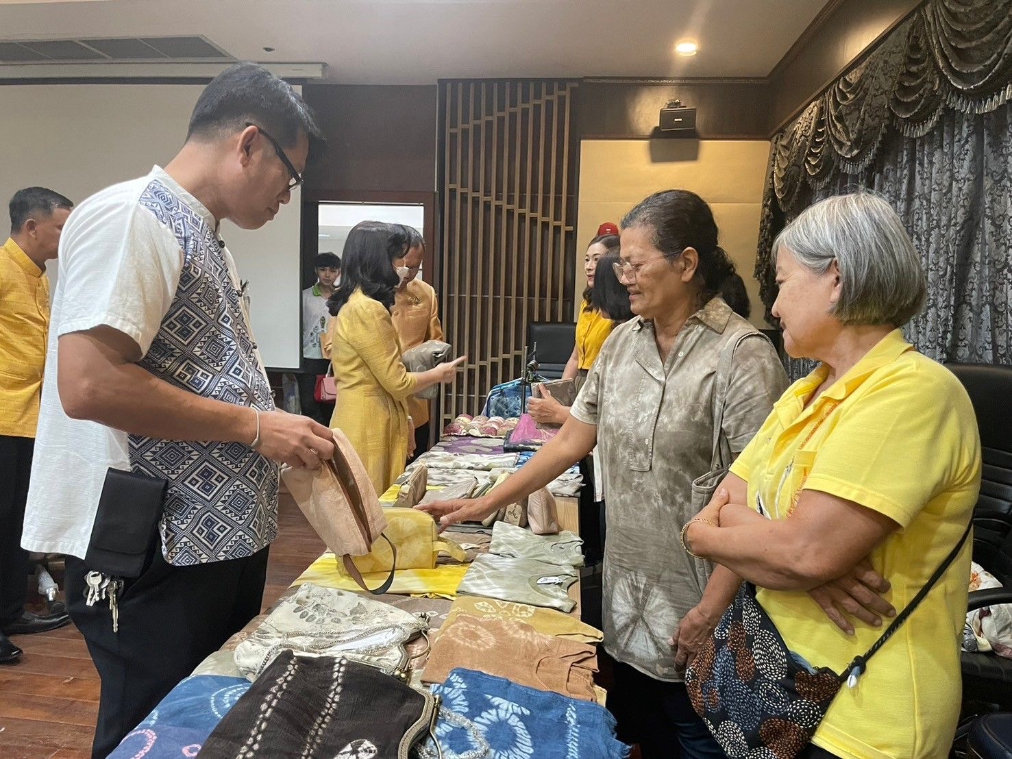 พช. ฉะเชิงเทรา จัดทำบันทึกข้อตกลงว่าด้วยการประสานความร่วมมือการส่งเสริมและสนับสนุนการใช้และสวมใส่ผ้าไทย