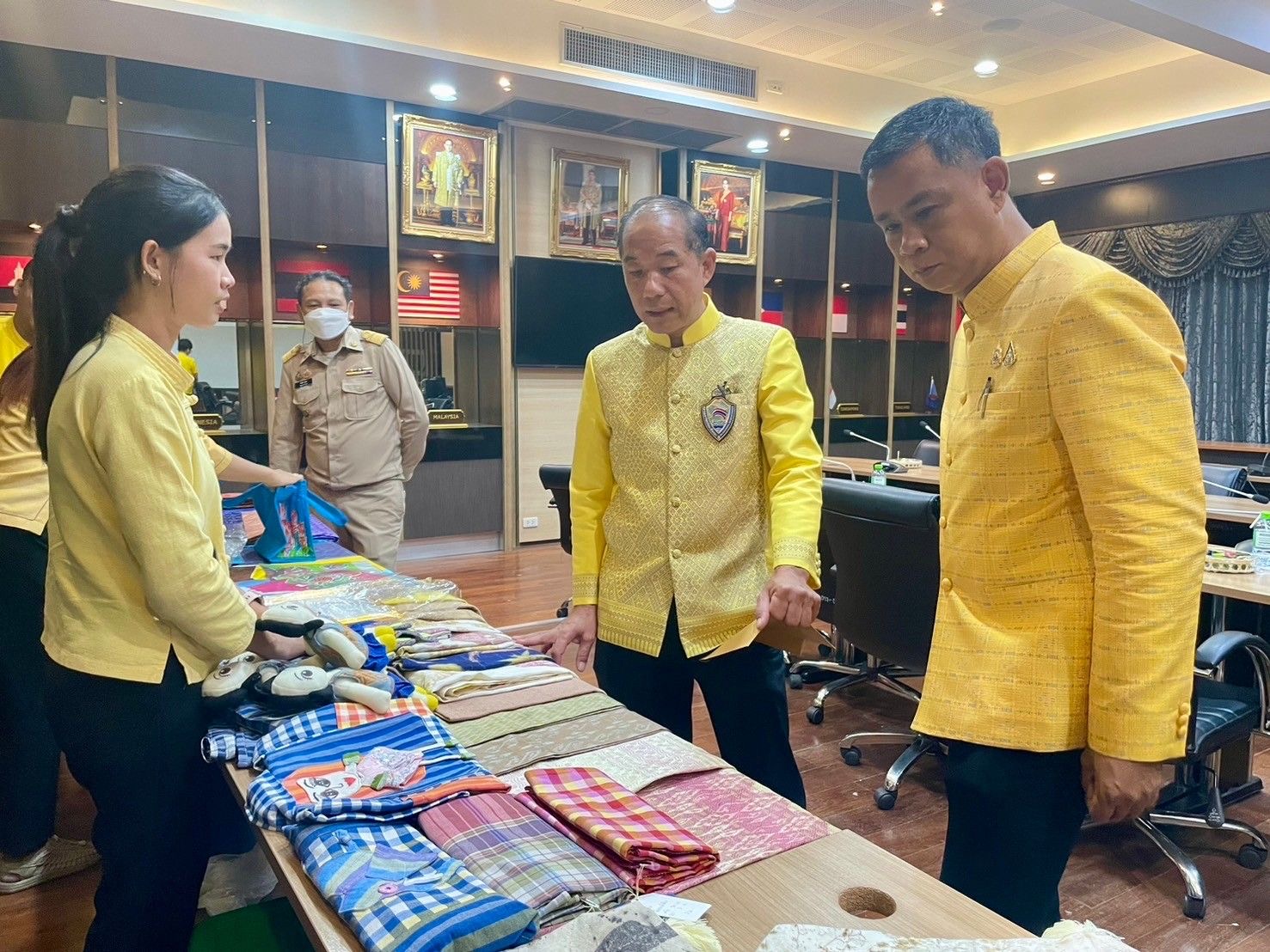 พช. ฉะเชิงเทรา จัดทำบันทึกข้อตกลงว่าด้วยการประสานความร่วมมือการส่งเสริมและสนับสนุนการใช้และสวมใส่ผ้าไทย