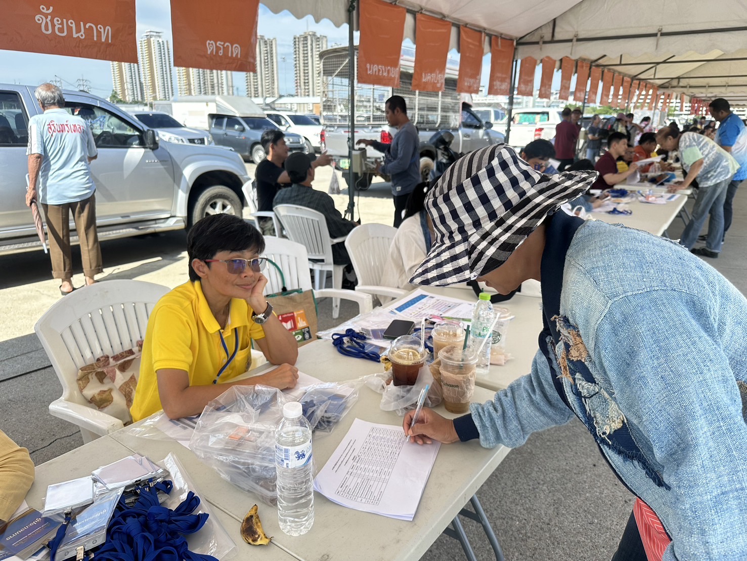 พช. ฉะเชิงเทรา รับลงเบียน และสนับสนุนการจัดบูธให้กลุ่มผู้ผลิต ผู้ประกอบการ OTOP ที่ร่วมจำหน่ายในงาน “ศิลปาชีพประทีปไทย OTOP หลอมดวงใจ ด้วยพระบารมี”