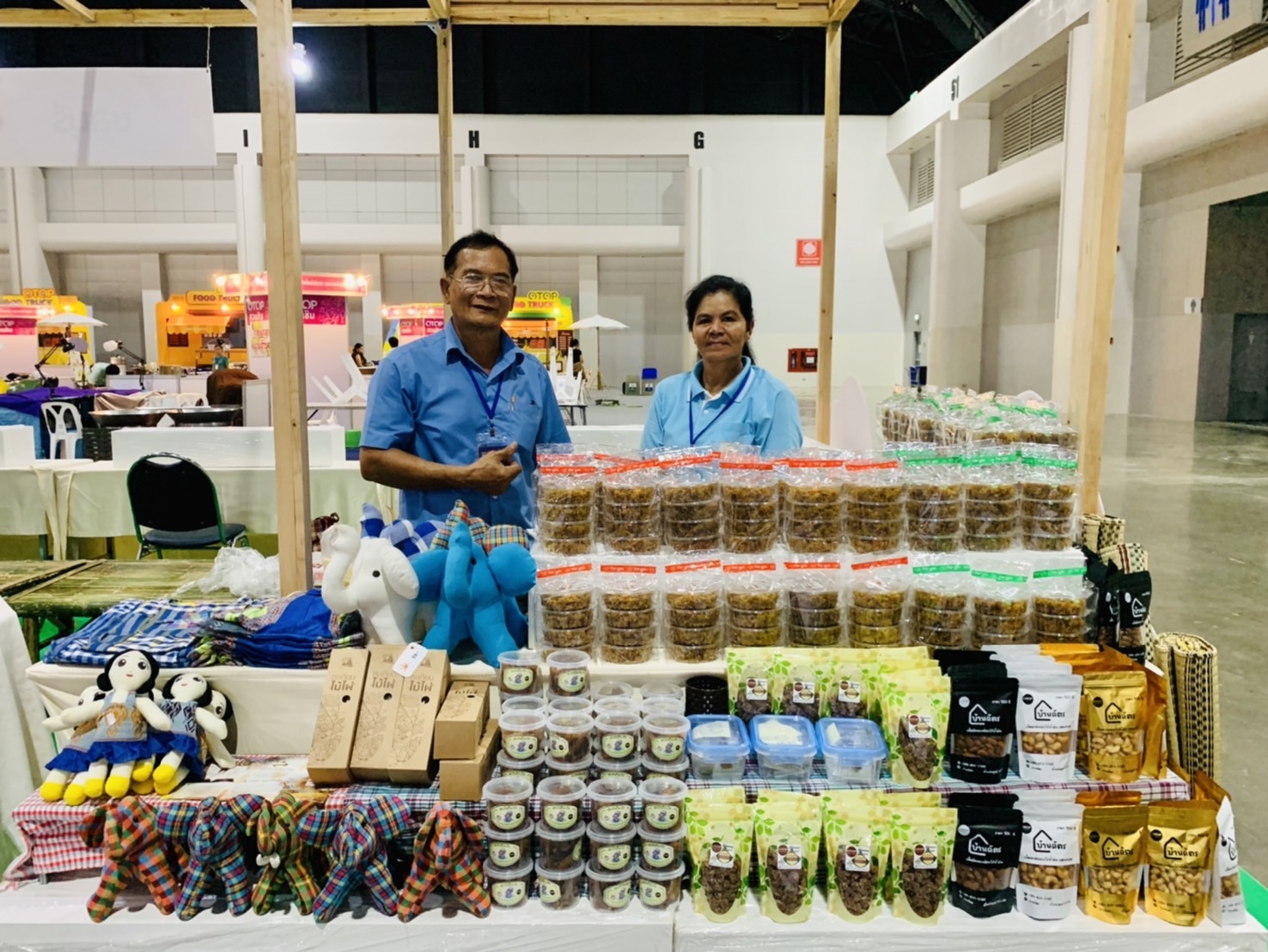 พช. ฉะเชิงเทรา ติดตามและเตรียมความพร้อมให้กลุ่มผู้ผลิต ผู้ประกอบการ OTOP ที่ร่วมจำหน่ายในงาน “ศิลปาชีพประทีปไทย OTOP หลอมดวงใจ ด้วยพระบารมี” (โซนหมู่บ้านคนรักษ์ช้าง)