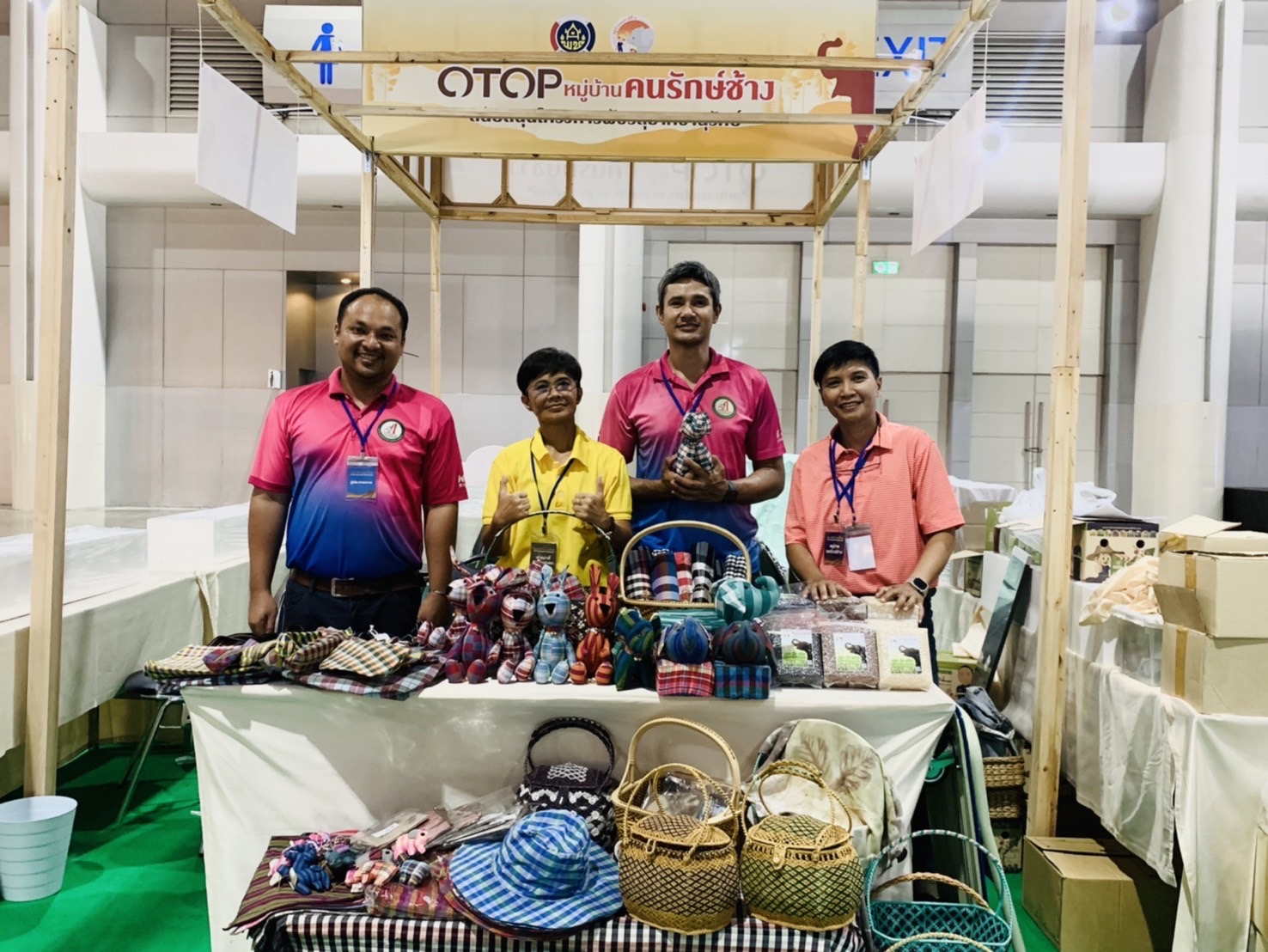 พช. ฉะเชิงเทรา ติดตามและเตรียมความพร้อมให้กลุ่มผู้ผลิต ผู้ประกอบการ OTOP ที่ร่วมจำหน่ายในงาน “ศิลปาชีพประทีปไทย OTOP หลอมดวงใจ ด้วยพระบารมี” (โซนหมู่บ้านคนรักษ์ช้าง)