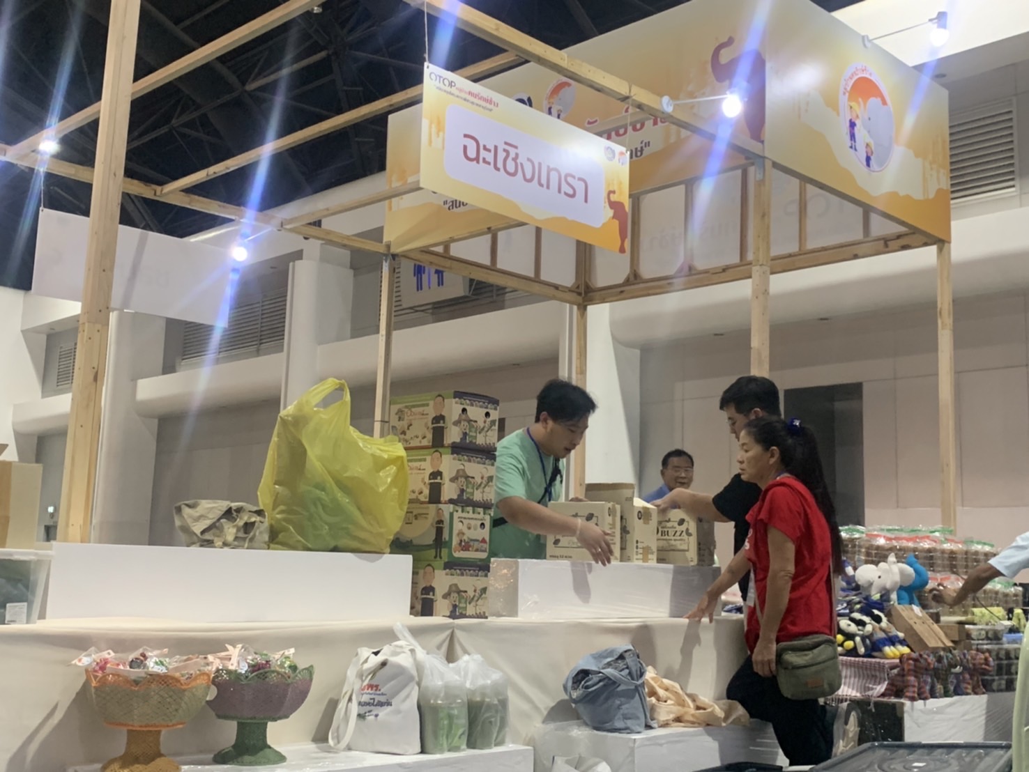 พช. ฉะเชิงเทรา ติดตามและเตรียมความพร้อมให้กลุ่มผู้ผลิต ผู้ประกอบการ OTOP ที่ร่วมจำหน่ายในงาน “ศิลปาชีพประทีปไทย OTOP หลอมดวงใจ ด้วยพระบารมี” (โซนหมู่บ้านคนรักษ์ช้าง)