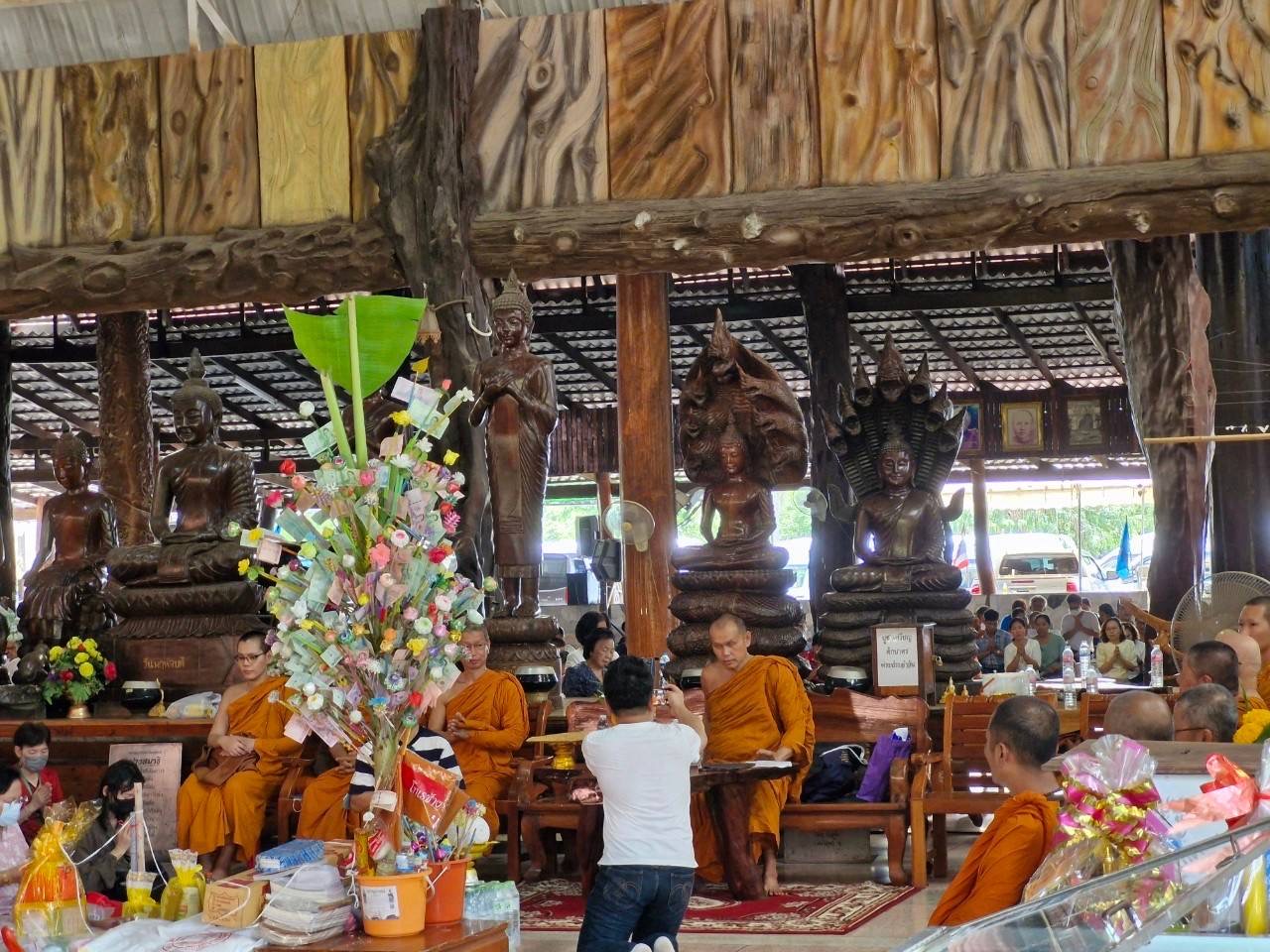 พช. ฉะเชิงเทรา ร่วมกิจกรรมปลูกต้นไม้เฉลิมพระเกียรติพระบาทสมเด็จพระเจ้าอยู่หัว เนื่องในโอกาสมหามงคลเฉลิมพระชนมพรรษา ๖ รอบ หรือ 72 พรรษา ในวันที่ 28 กรกฎาคม 2567 พร้อมทั้งทำบุญทอดผ้าป่า 9 วัด ในพื้นที่อำเภอพนมสารคาม อำเภอท่าตะเกียบ และอำเภอสนามชัยเขต