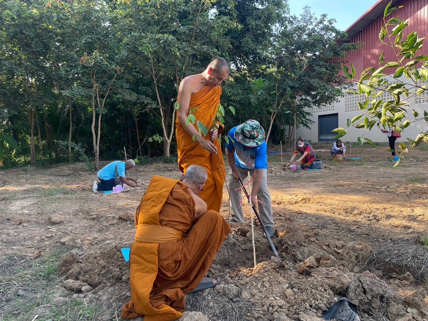 พช. ฉะเชิงเทรา ร่วมกิจกรรมปลูกต้นไม้เฉลิมพระเกียรติพระบาทสมเด็จพระเจ้าอยู่หัว เนื่องในโอกาสมหามงคลเฉลิมพระชนมพรรษา ๖ รอบ หรือ 72 พรรษา ในวันที่ 28 กรกฎาคม 2567 พร้อมทั้งทำบุญทอดผ้าป่า 9 วัด ในพื้นที่อำเภอพนมสารคาม อำเภอท่าตะเกียบ และอำเภอสนามชัยเขต