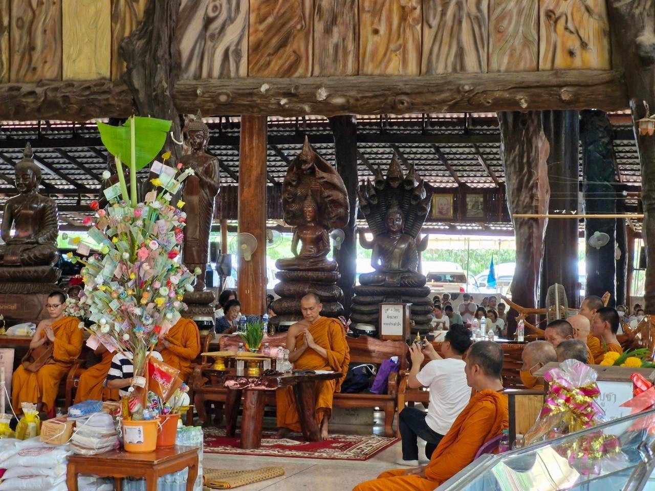 พช. ฉะเชิงเทรา ร่วมกิจกรรมปลูกต้นไม้เฉลิมพระเกียรติพระบาทสมเด็จพระเจ้าอยู่หัว เนื่องในโอกาสมหามงคลเฉลิมพระชนมพรรษา ๖ รอบ หรือ 72 พรรษา ในวันที่ 28 กรกฎาคม 2567 พร้อมทั้งทำบุญทอดผ้าป่า 9 วัด ในพื้นที่อำเภอพนมสารคาม อำเภอท่าตะเกียบ และอำเภอสนามชัยเขต