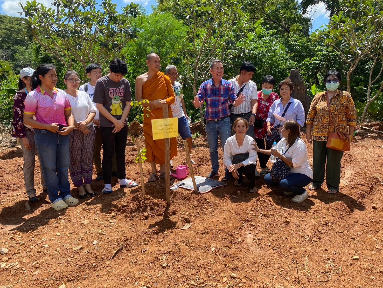 พช. ฉะเชิงเทรา ร่วมกิจกรรมปลูกต้นไม้เฉลิมพระเกียรติพระบาทสมเด็จพระเจ้าอยู่หัว เนื่องในโอกาสมหามงคลเฉลิมพระชนมพรรษา ๖ รอบ หรือ 72 พรรษา ในวันที่ 28 กรกฎาคม 2567 พร้อมทั้งทำบุญทอดผ้าป่า 9 วัด ในพื้นที่อำเภอพนมสารคาม อำเภอท่าตะเกียบ และอำเภอสนามชัยเขต