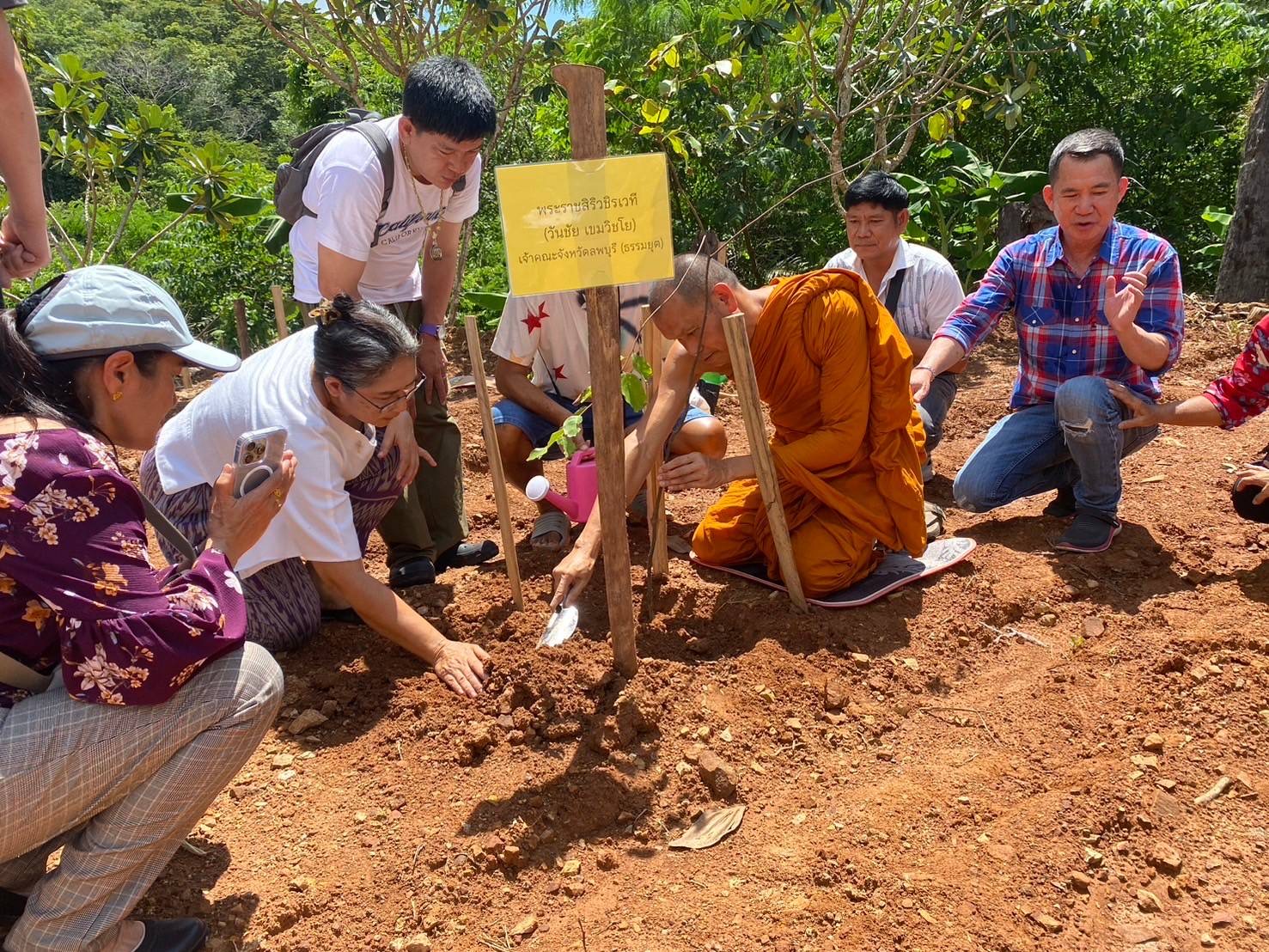 พช. ฉะเชิงเทรา ร่วมกิจกรรมปลูกต้นไม้เฉลิมพระเกียรติพระบาทสมเด็จพระเจ้าอยู่หัว เนื่องในโอกาสมหามงคลเฉลิมพระชนมพรรษา ๖ รอบ หรือ 72 พรรษา ในวันที่ 28 กรกฎาคม 2567 พร้อมทั้งทำบุญทอดผ้าป่า 9 วัด ในพื้นที่อำเภอพนมสารคาม อำเภอท่าตะเกียบ และอำเภอสนามชัยเขต