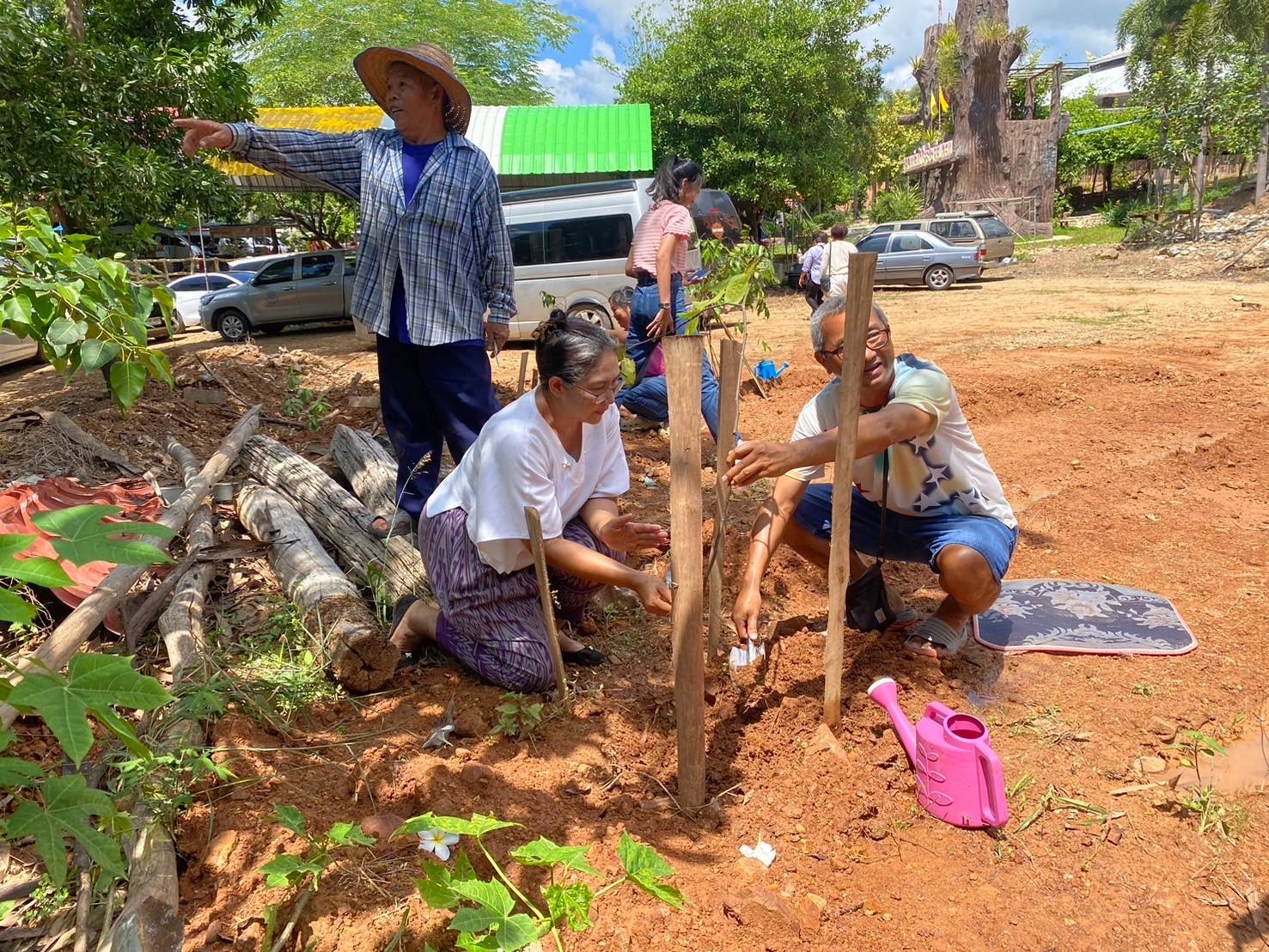 พช. ฉะเชิงเทรา ร่วมกิจกรรมปลูกต้นไม้เฉลิมพระเกียรติพระบาทสมเด็จพระเจ้าอยู่หัว เนื่องในโอกาสมหามงคลเฉลิมพระชนมพรรษา ๖ รอบ หรือ 72 พรรษา ในวันที่ 28 กรกฎาคม 2567 พร้อมทั้งทำบุญทอดผ้าป่า 9 วัด ในพื้นที่อำเภอพนมสารคาม อำเภอท่าตะเกียบ และอำเภอสนามชัยเขต