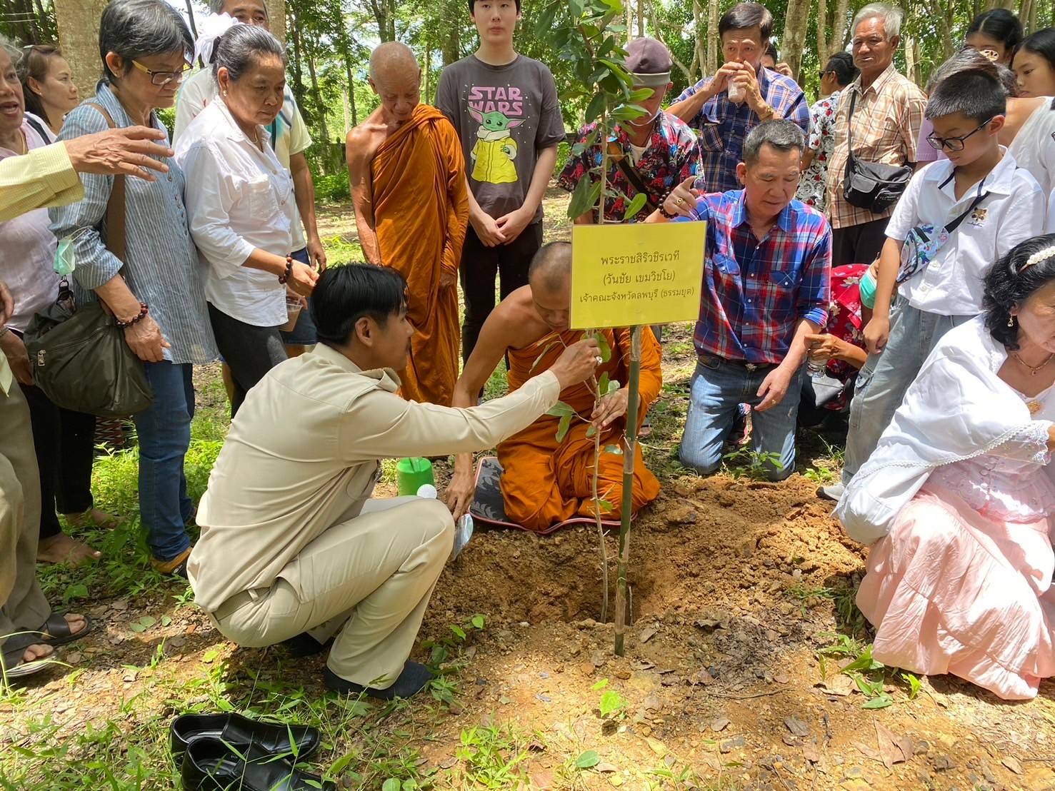 พช. ฉะเชิงเทรา ร่วมกิจกรรมปลูกต้นไม้เฉลิมพระเกียรติพระบาทสมเด็จพระเจ้าอยู่หัว เนื่องในโอกาสมหามงคลเฉลิมพระชนมพรรษา ๖ รอบ หรือ 72 พรรษา ในวันที่ 28 กรกฎาคม 2567 พร้อมทั้งทำบุญทอดผ้าป่า 9 วัด ในพื้นที่อำเภอพนมสารคาม อำเภอท่าตะเกียบ และอำเภอสนามชัยเขต