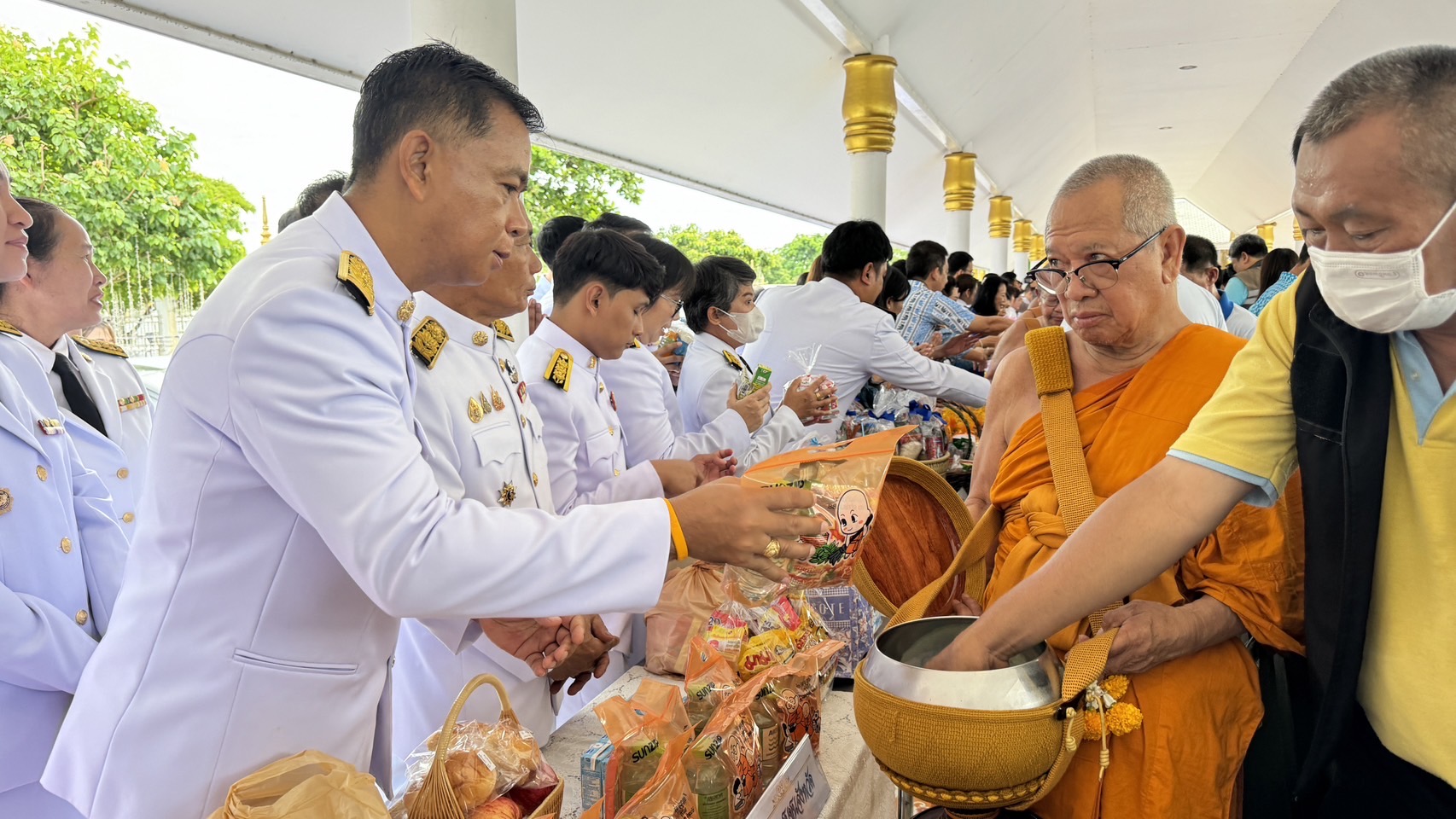 พช. ฉะเชิงเทรา ร่วมพิธีเจริญพระพุทธมนต์และทำบุญตักบาตรถวายพระราชกุศล