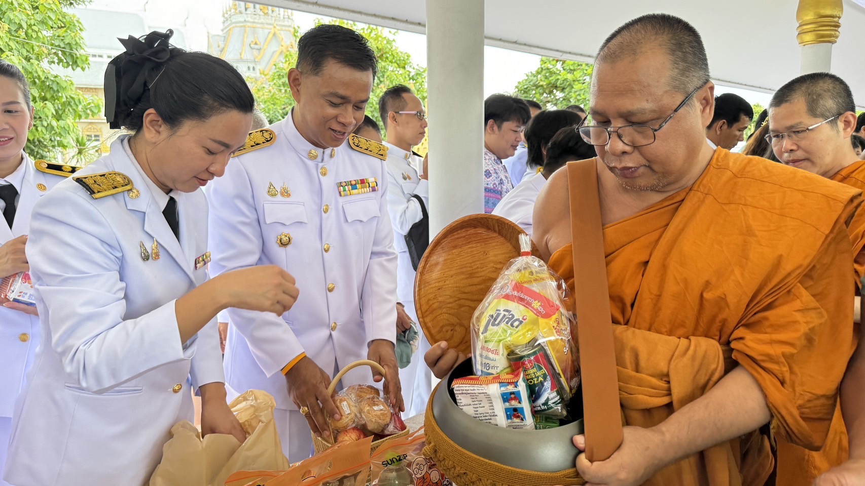 พช. ฉะเชิงเทรา ร่วมพิธีเจริญพระพุทธมนต์และทำบุญตักบาตรถวายพระราชกุศล