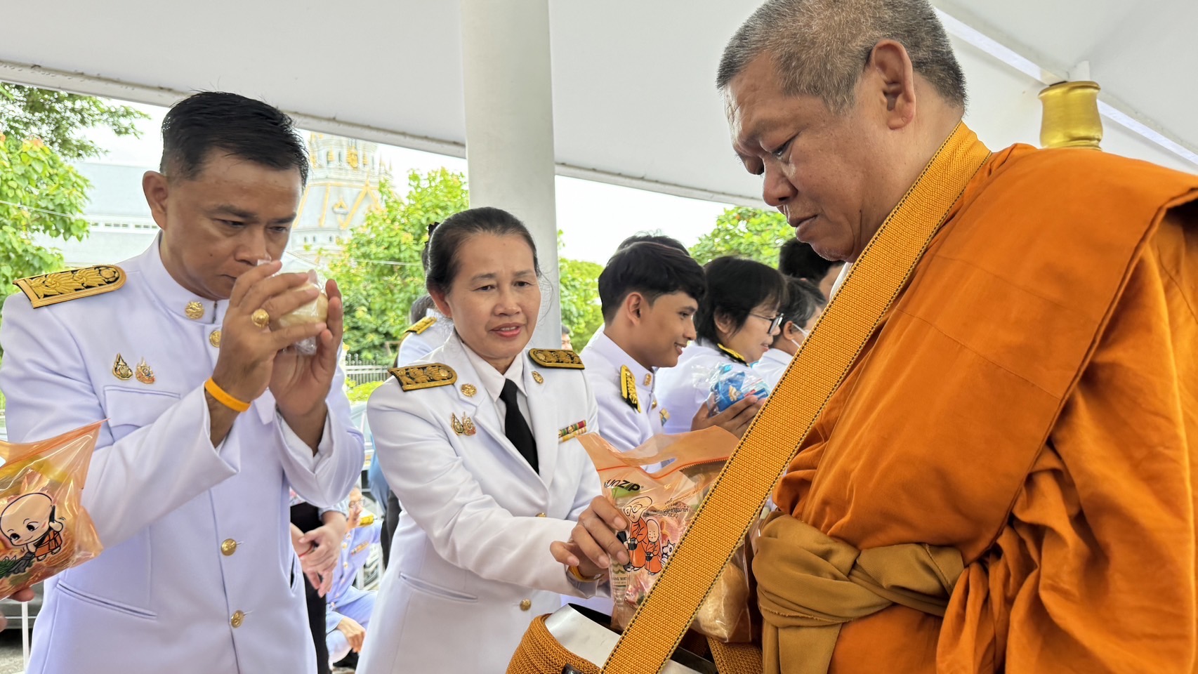 พช. ฉะเชิงเทรา ร่วมพิธีเจริญพระพุทธมนต์และทำบุญตักบาตรถวายพระราชกุศล