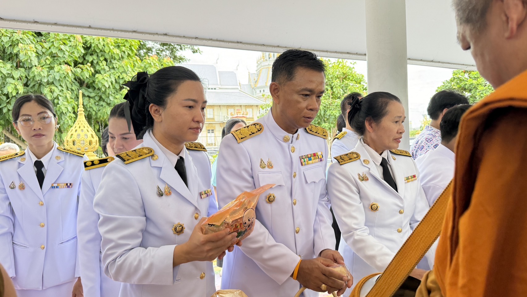 พช. ฉะเชิงเทรา ร่วมพิธีเจริญพระพุทธมนต์และทำบุญตักบาตรถวายพระราชกุศล