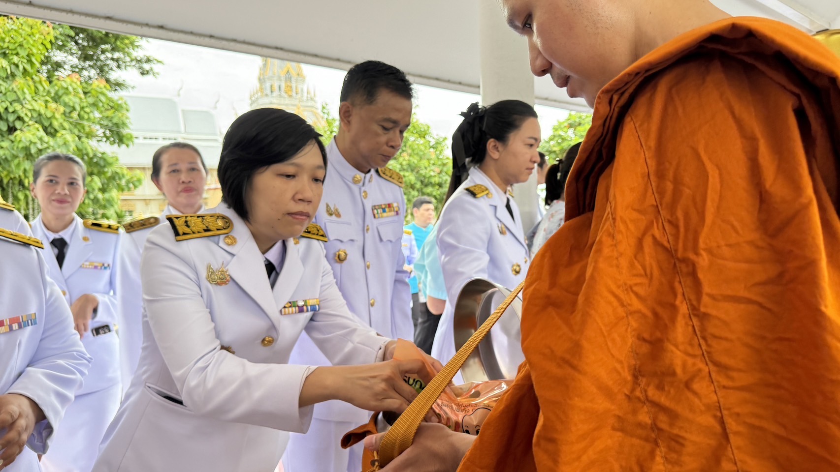 พช. ฉะเชิงเทรา ร่วมพิธีเจริญพระพุทธมนต์และทำบุญตักบาตรถวายพระราชกุศล