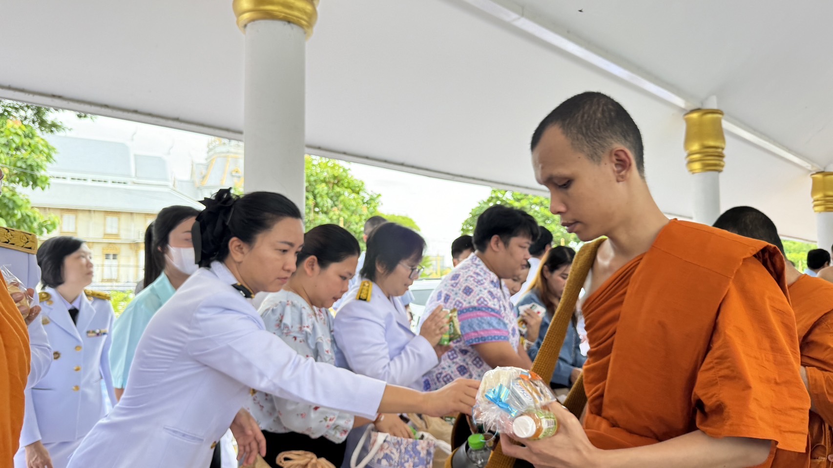 พช. ฉะเชิงเทรา ร่วมพิธีเจริญพระพุทธมนต์และทำบุญตักบาตรถวายพระราชกุศล
