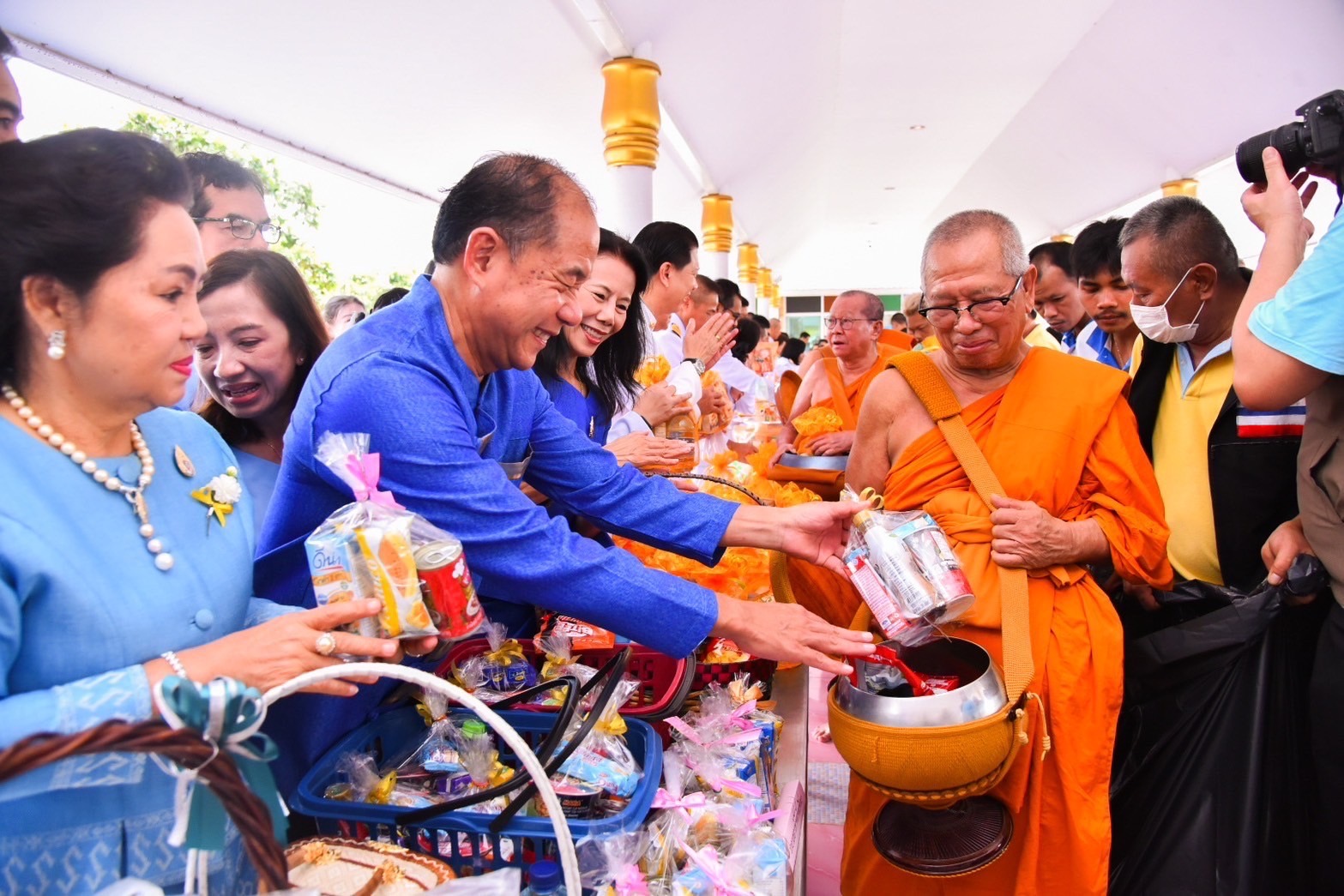 พช. ฉะเชิงเทรา ร่วมพิธีเจริญพระพุทธมนต์และทำบุญตักบาตรถวายพระราชกุศล