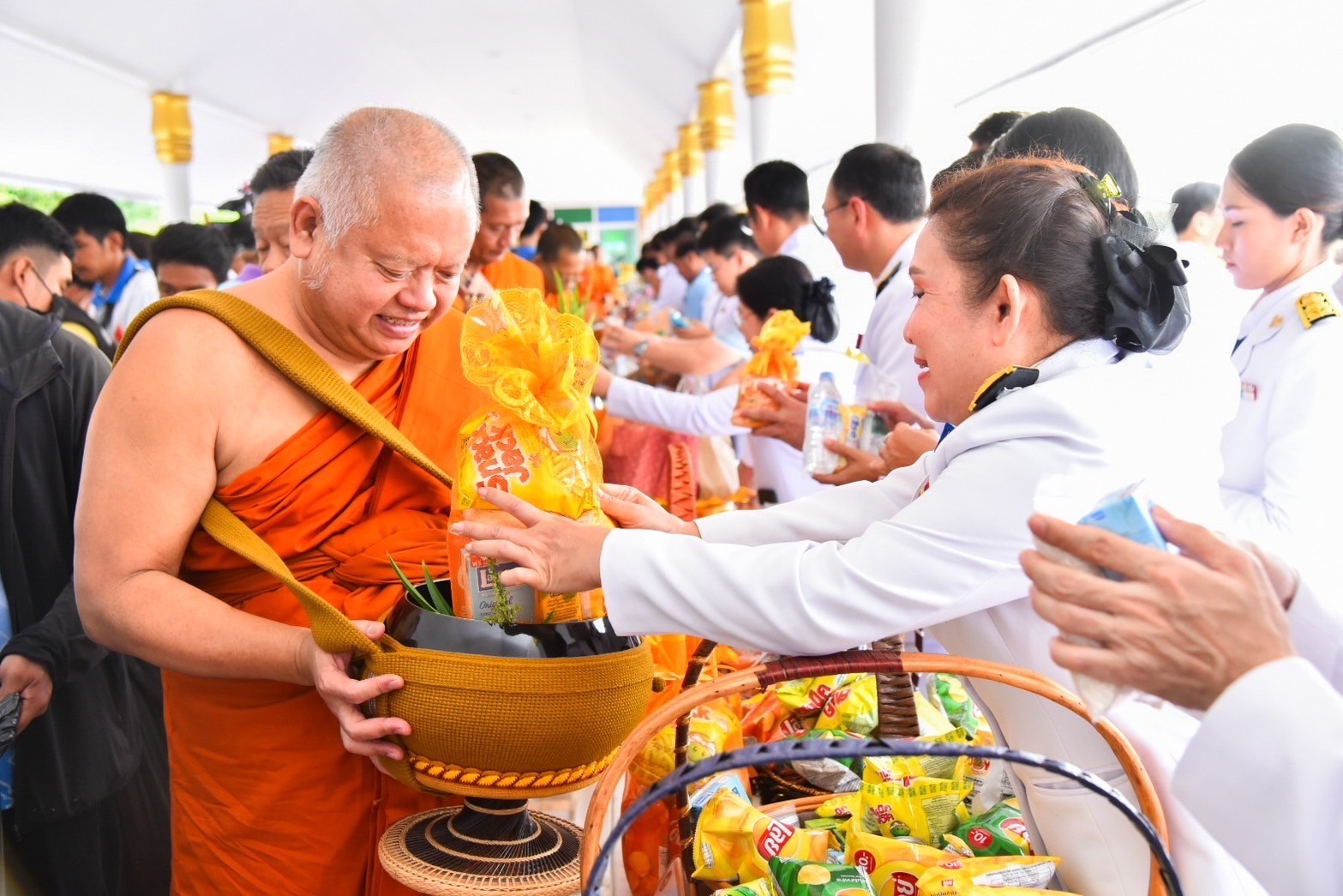 พช. ฉะเชิงเทรา ร่วมพิธีเจริญพระพุทธมนต์และทำบุญตักบาตรถวายพระราชกุศล