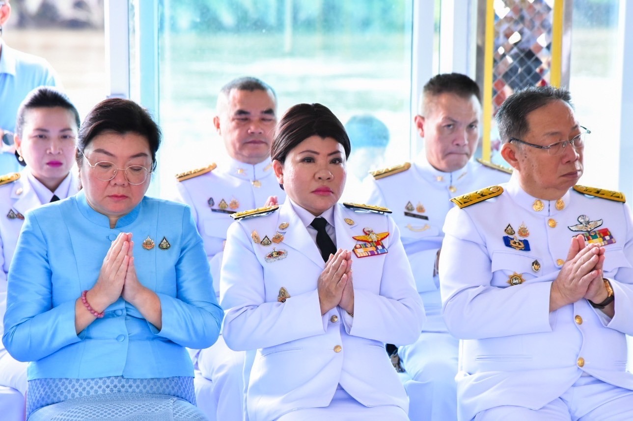 พช. ฉะเชิงเทรา ร่วมพิธีเจริญพระพุทธมนต์และทำบุญตักบาตรถวายพระราชกุศล