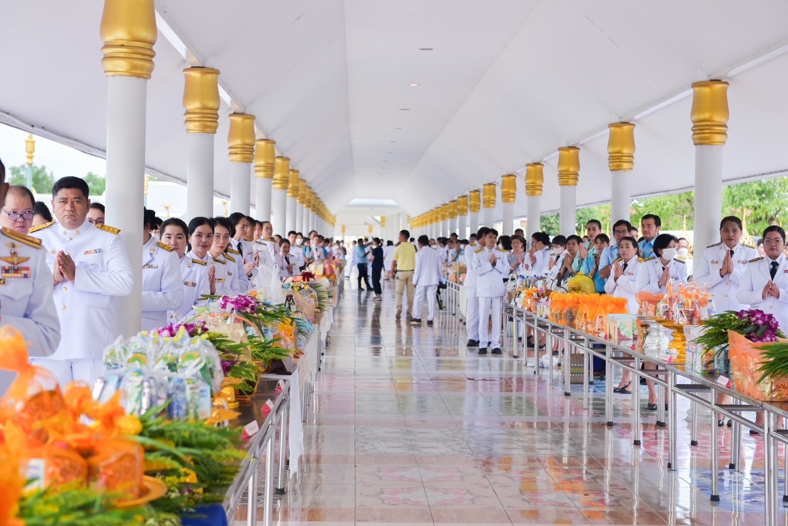 พช. ฉะเชิงเทรา ร่วมพิธีเจริญพระพุทธมนต์และทำบุญตักบาตรถวายพระราชกุศล