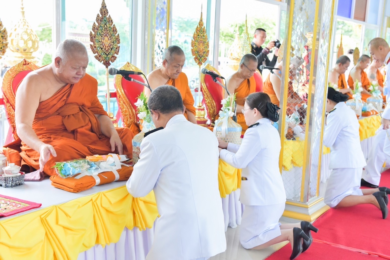 พช. ฉะเชิงเทรา ร่วมพิธีเจริญพระพุทธมนต์และทำบุญตักบาตรถวายพระราชกุศล