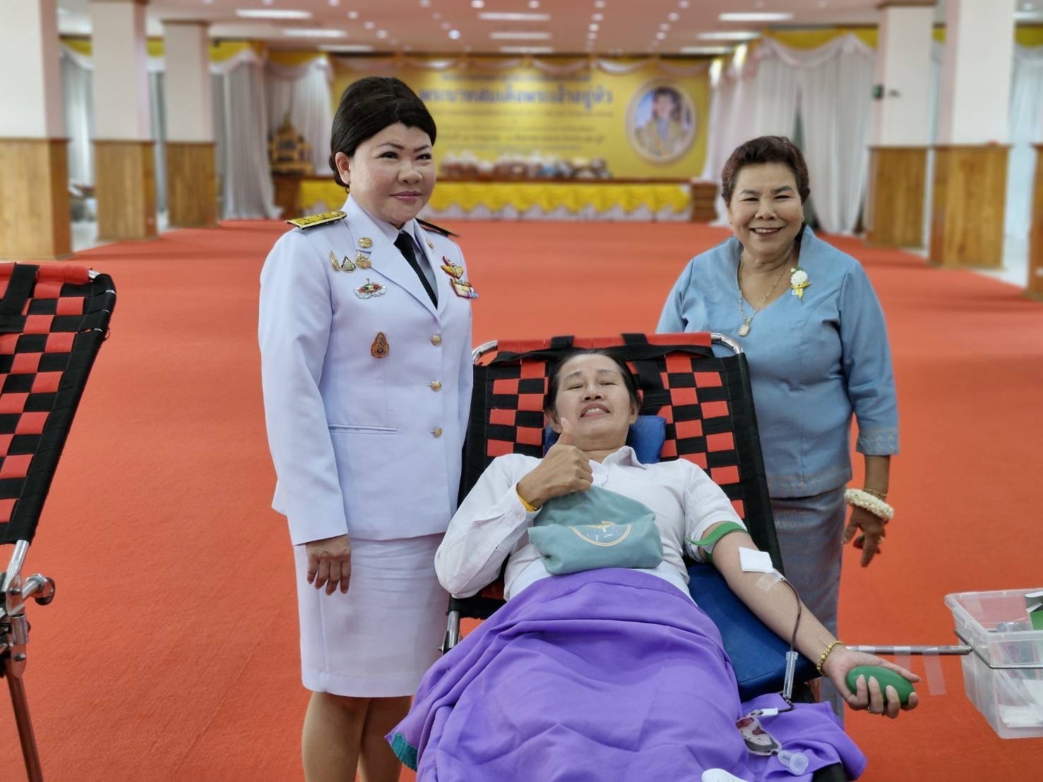 พช. ฉะเชิงเทรา ร่วมพิธีเจริญพระพุทธมนต์และทำบุญตักบาตรถวายพระราชกุศล