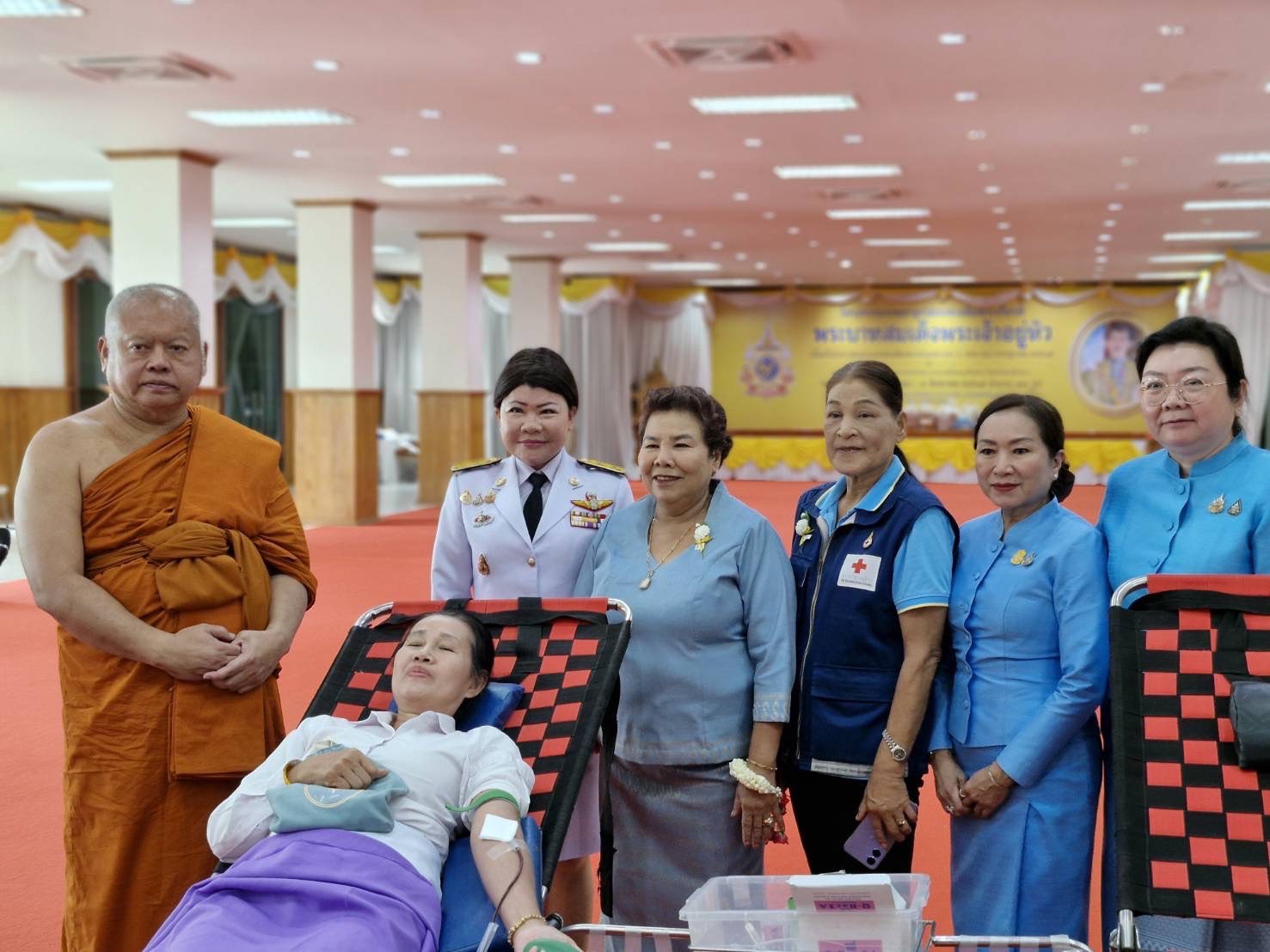 พช. ฉะเชิงเทรา ร่วมพิธีเจริญพระพุทธมนต์และทำบุญตักบาตรถวายพระราชกุศล