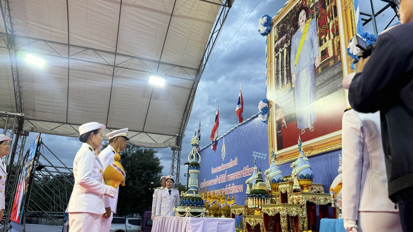 พช. ฉะเชิงเทรา ร่วมพิธีจุดเทียนถวายพระพรชัยมงคล