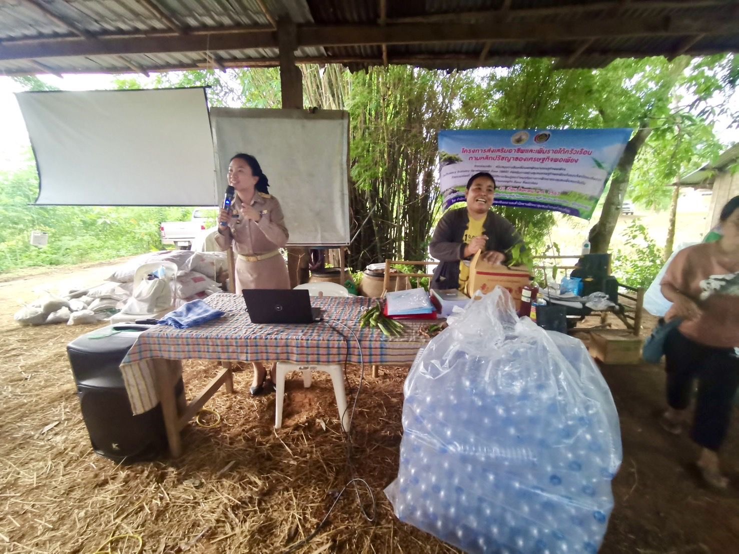 ติดตามโครงการสนับสนุนการขับเคลื่อนเขตพัฒนาเศรษฐกิจพอเพียง (Sufficiency Economy Development Zone (SEDZ) : ส่งเสริมการสร้างชุมชนเศรษฐกิจพอเพียงต้นแบบจังหวัดฉะเชิงเทรา