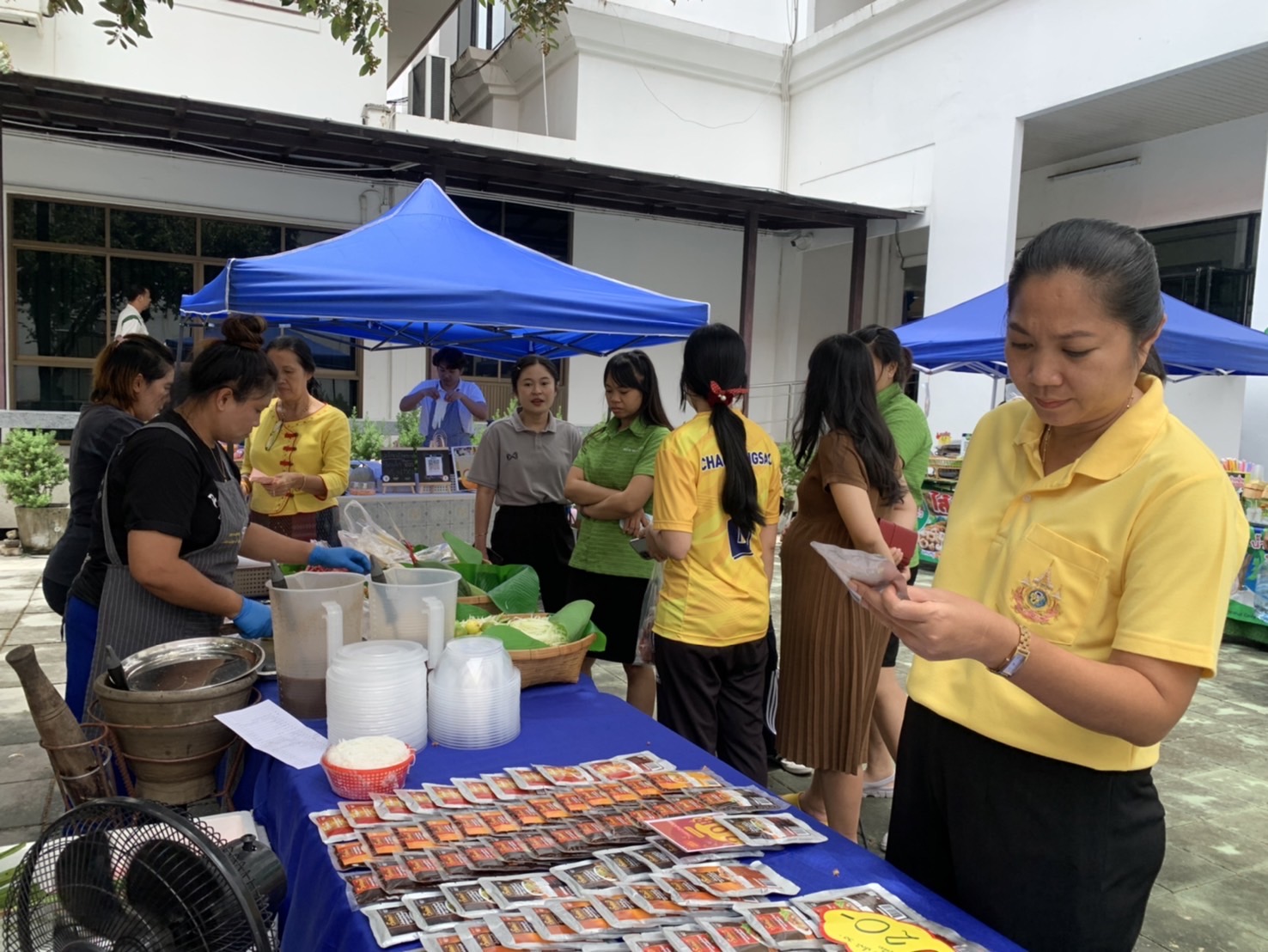 พช. ฉะเชิงเทรา ดำเนินกิจกรรมตลาดกลางลาน@ศาลากลาง8ริ้ว