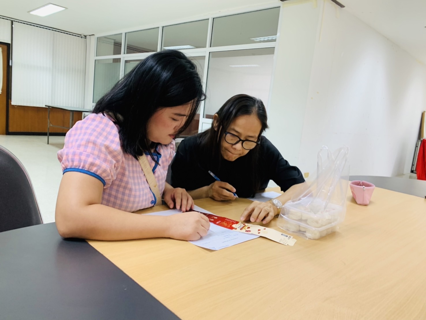 พช. ฉะเชิงเทรา ดำเนินโครงการพัฒนาผลิตภัณฑ์ OTOP กลุ่มปรับตัวสู่การพัฒนา (Quadrant D) กิจกรรมติดตามความก้าวหน้าในครั้งที่ 2 ในการพัฒนาผลิตภัณฑ์และบรรจุภัณฑ์ และเตรียมความพร้อมการจัดกิจกรรมทดสอบตลาด