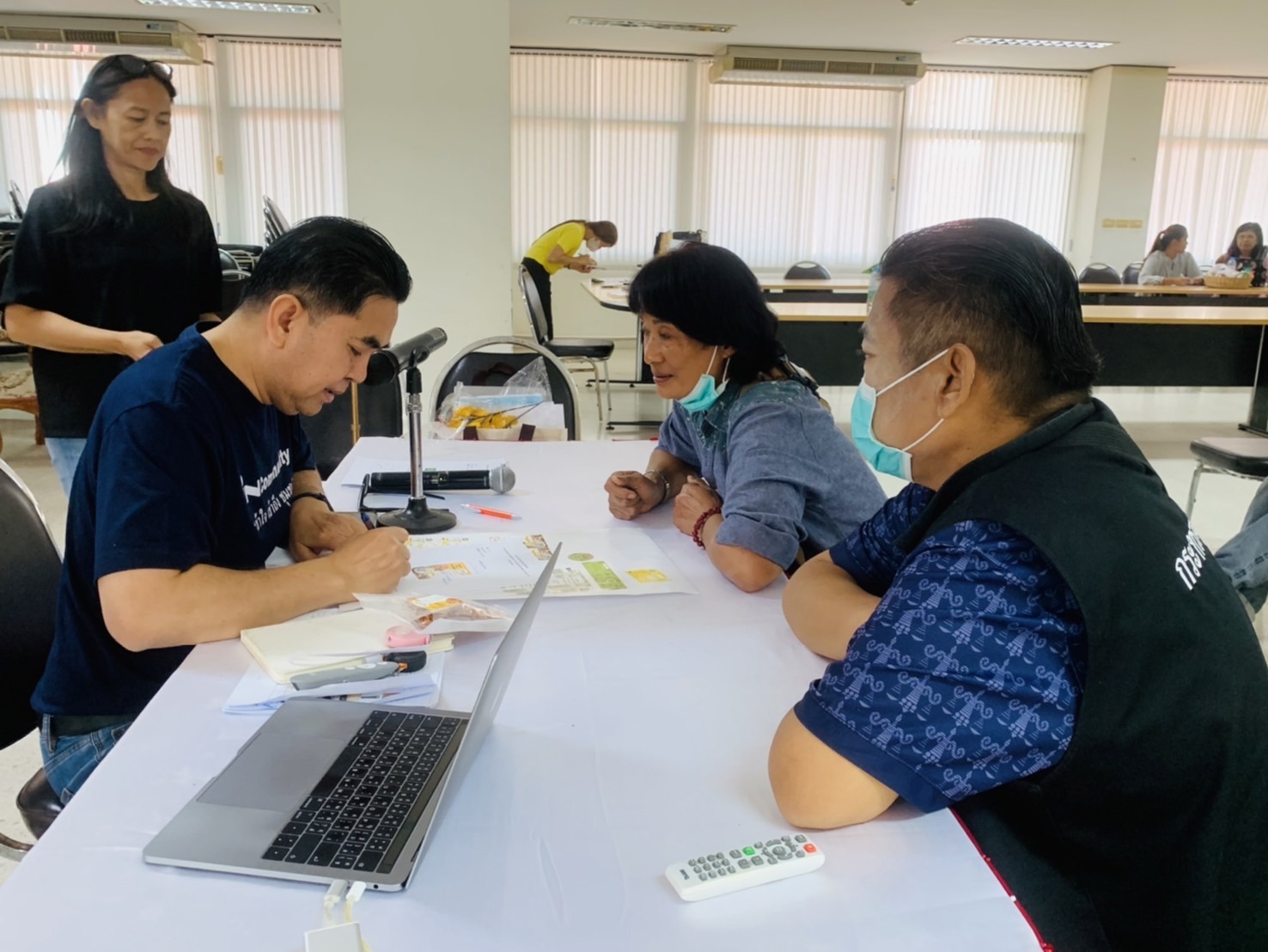 พช. ฉะเชิงเทรา ดำเนินโครงการพัฒนาผลิตภัณฑ์ OTOP กลุ่มปรับตัวสู่การพัฒนา (Quadrant D) กิจกรรมติดตามความก้าวหน้าในครั้งที่ 2 ในการพัฒนาผลิตภัณฑ์และบรรจุภัณฑ์ และเตรียมความพร้อมการจัดกิจกรรมทดสอบตลาด