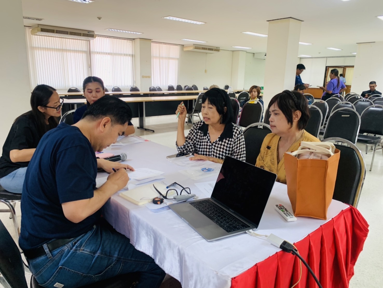 พช. ฉะเชิงเทรา ดำเนินโครงการพัฒนาผลิตภัณฑ์ OTOP กลุ่มปรับตัวสู่การพัฒนา (Quadrant D) กิจกรรมติดตามความก้าวหน้าในครั้งที่ 2 ในการพัฒนาผลิตภัณฑ์และบรรจุภัณฑ์ และเตรียมความพร้อมการจัดกิจกรรมทดสอบตลาด