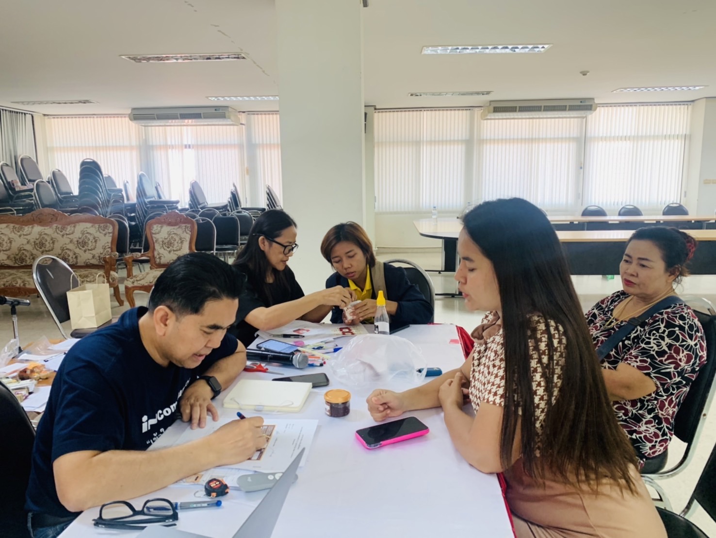 พช. ฉะเชิงเทรา ดำเนินโครงการพัฒนาผลิตภัณฑ์ OTOP กลุ่มปรับตัวสู่การพัฒนา (Quadrant D) กิจกรรมติดตามความก้าวหน้าในครั้งที่ 2 ในการพัฒนาผลิตภัณฑ์และบรรจุภัณฑ์ และเตรียมความพร้อมการจัดกิจกรรมทดสอบตลาด