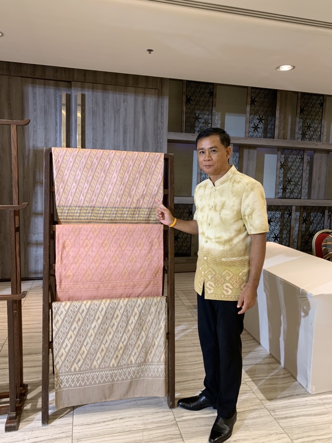 พช.ฉะเชิงเทราร่วมพิธีเปิดการประกวดผ้าลายพระราชทาน “ผ้าลายสิริวชิราภรณ์” และงานหัตถกรรม ระดับภาคกลาง