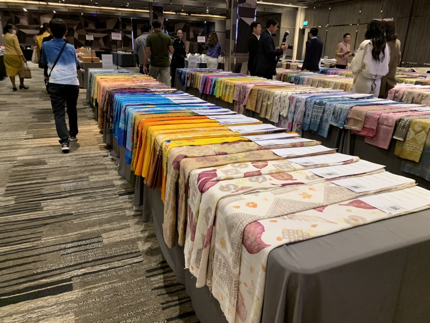 พช.ฉะเชิงเทราร่วมพิธีเปิดการประกวดผ้าลายพระราชทาน “ผ้าลายสิริวชิราภรณ์” และงานหัตถกรรม ระดับภาคกลาง