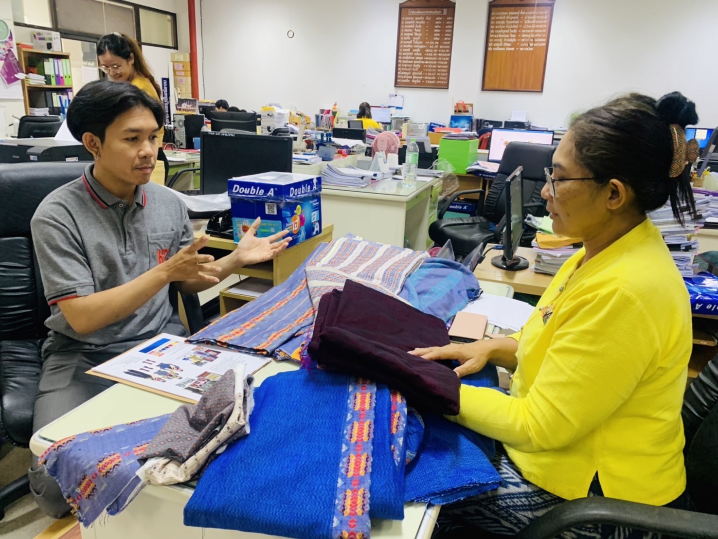 พช. ฉะเชิงเทรา ให้คำแนะนำ และสนับสนุนข้อมูลผ้าในจังหวัดฉะเชิงเทรา ให้กับนายพิธธิวรรธน์ โอสถานนท์ ผู้การประกวดนักออกแบบผ้าไทยใส่ให้สนุกรุ่นใหม่ รอบคัดเลือก จากจังหวัดฉะเชิงเทรา ตามโครงการนักออกแบบผ้าไทยใส่ให้สนุกรุ่นใหม่ 2567 (New Gen Young Designer 2024)