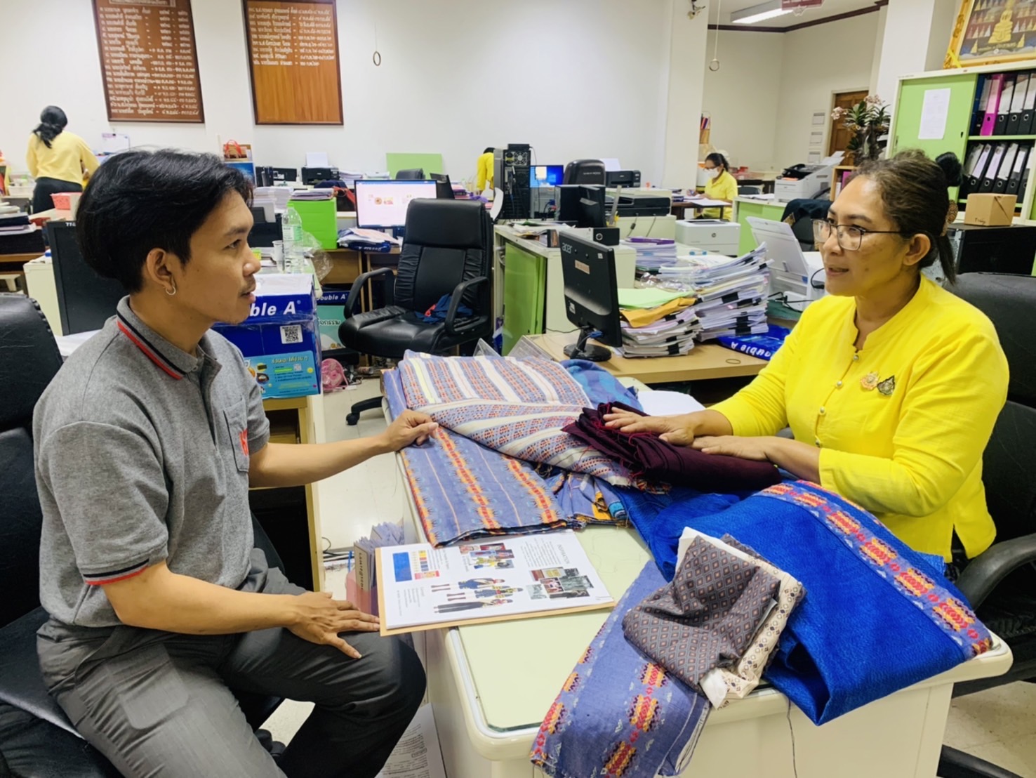 พช. ฉะเชิงเทรา ให้คำแนะนำ และสนับสนุนข้อมูลผ้าในจังหวัดฉะเชิงเทรา ให้กับนายพิธธิวรรธน์ โอสถานนท์ ผู้การประกวดนักออกแบบผ้าไทยใส่ให้สนุกรุ่นใหม่ รอบคัดเลือก จากจังหวัดฉะเชิงเทรา ตามโครงการนักออกแบบผ้าไทยใส่ให้สนุกรุ่นใหม่ 2567 (New Gen Young Designer 2024)