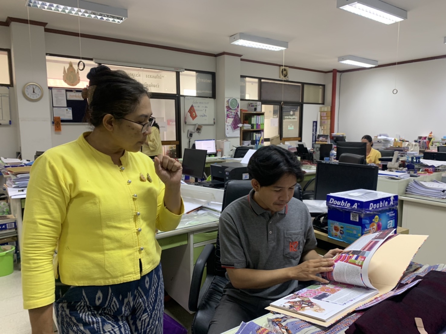 พช. ฉะเชิงเทรา ให้คำแนะนำ และสนับสนุนข้อมูลผ้าในจังหวัดฉะเชิงเทรา ให้กับนายพิธธิวรรธน์ โอสถานนท์ ผู้การประกวดนักออกแบบผ้าไทยใส่ให้สนุกรุ่นใหม่ รอบคัดเลือก จากจังหวัดฉะเชิงเทรา ตามโครงการนักออกแบบผ้าไทยใส่ให้สนุกรุ่นใหม่ 2567 (New Gen Young Designer 2024)