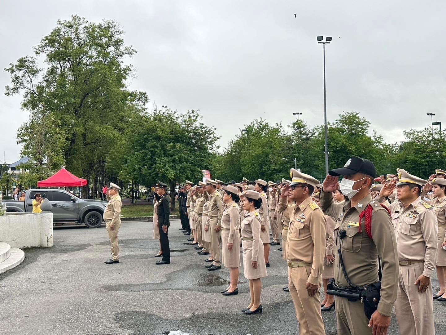 รักชาติ ภูมิใจในชาติ รำลึกในพระมหากรุณาธิคุณ !! พช. ฉะเชิงเทราเข้าร่วมกิจกรรมเข้าแถวเคารพธงชาติ