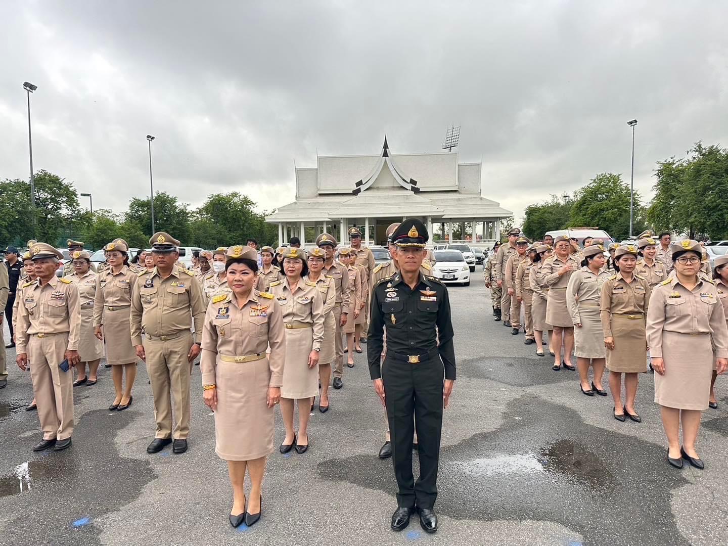 รักชาติ ภูมิใจในชาติ รำลึกในพระมหากรุณาธิคุณ !! พช. ฉะเชิงเทราเข้าร่วมกิจกรรมเข้าแถวเคารพธงชาติ