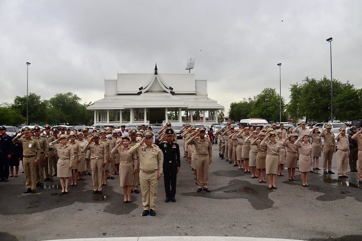 รักชาติ ภูมิใจในชาติ รำลึกในพระมหากรุณาธิคุณ !! พช. ฉะเชิงเทราเข้าร่วมกิจกรรมเข้าแถวเคารพธงชาติ