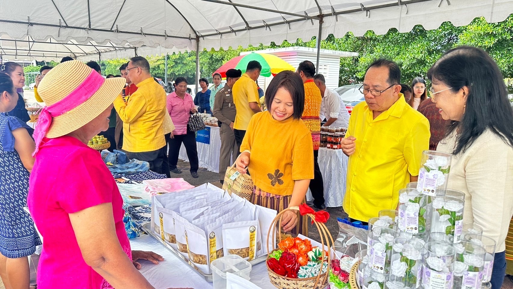 พช. ฉะเชิงเทรา จัดพิธีเปิดกิจกรรมทดสอบตลาด ภายใต้โครงการส่งเสริมกระบวนการเครือข่ายองค์ความรู้ (Knowledge – Based OTOP : KBO) โครงการพัฒนาผลิตภัณฑ์ OTOP กลุ่มปรับตัวสู่การพัฒนา (Quadrant D) ให้มีคุณภาพมาตรฐาน