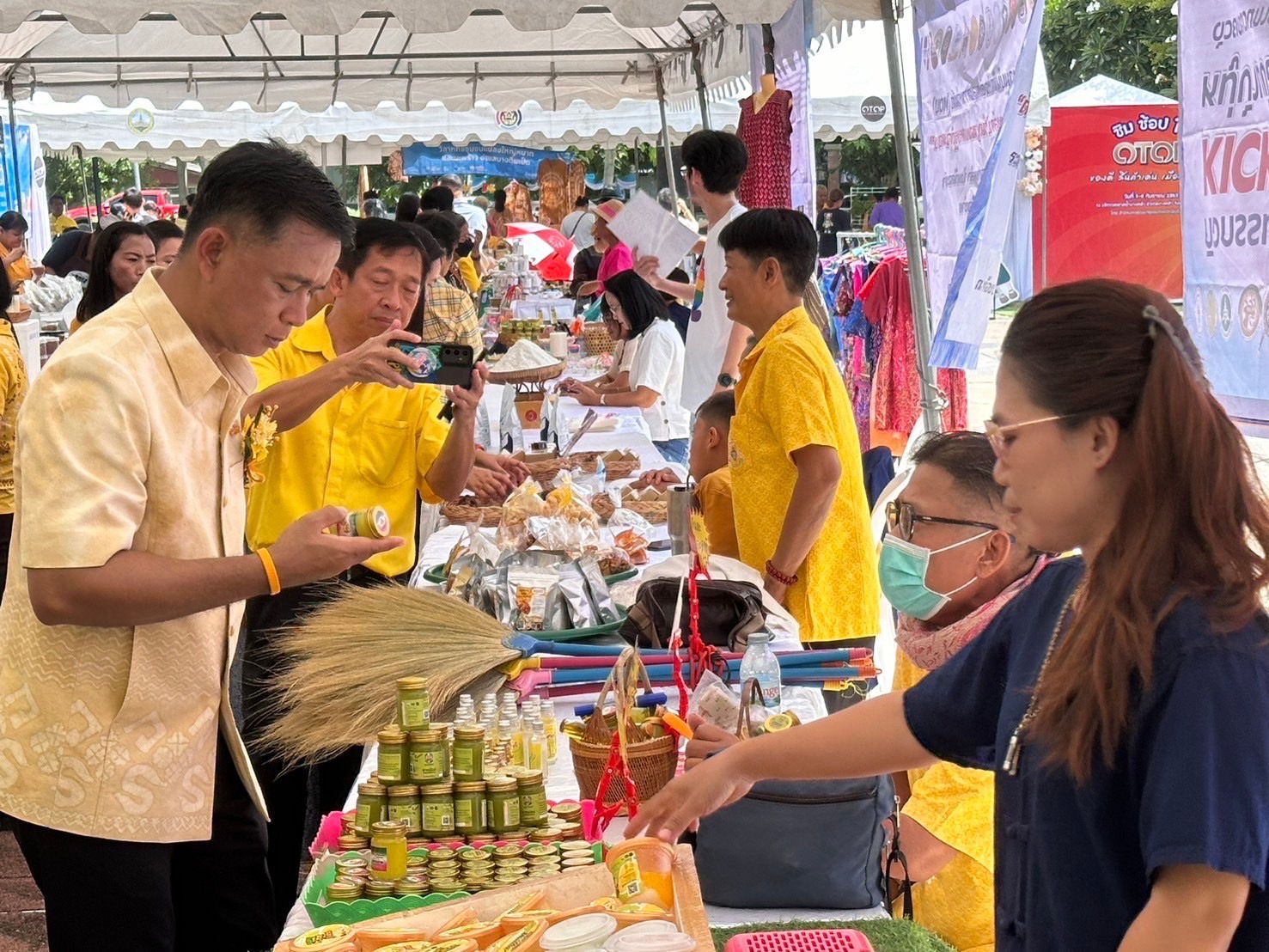 พช. ฉะเชิงเทรา จัดพิธีเปิดกิจกรรมทดสอบตลาด ภายใต้โครงการส่งเสริมกระบวนการเครือข่ายองค์ความรู้ (Knowledge – Based OTOP : KBO) โครงการพัฒนาผลิตภัณฑ์ OTOP กลุ่มปรับตัวสู่การพัฒนา (Quadrant D) ให้มีคุณภาพมาตรฐาน