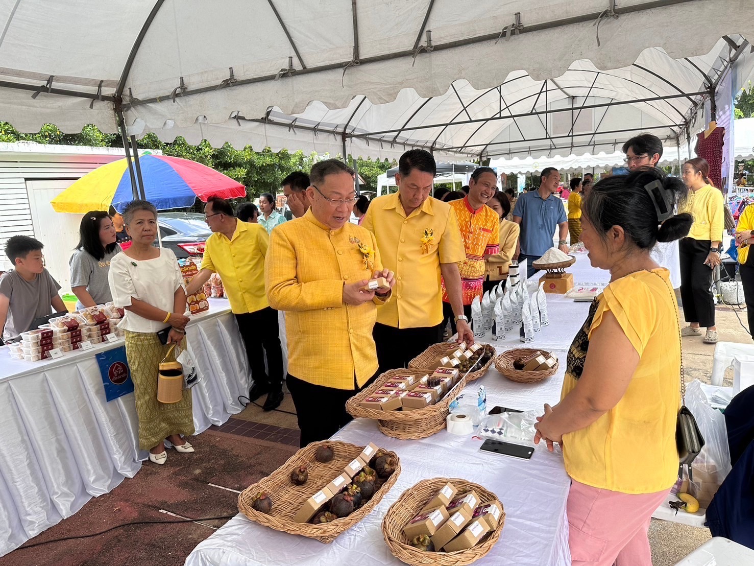 พช. ฉะเชิงเทรา จัดพิธีเปิดกิจกรรมทดสอบตลาด ภายใต้โครงการส่งเสริมกระบวนการเครือข่ายองค์ความรู้ (Knowledge – Based OTOP : KBO) โครงการพัฒนาผลิตภัณฑ์ OTOP กลุ่มปรับตัวสู่การพัฒนา (Quadrant D) ให้มีคุณภาพมาตรฐาน