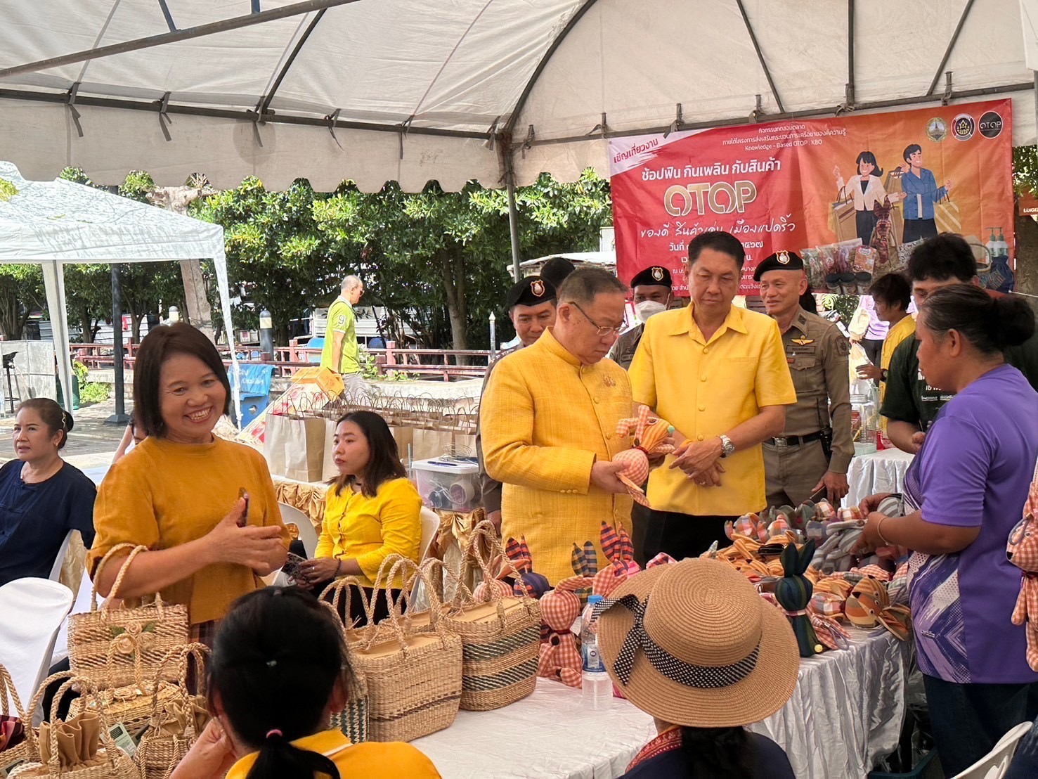 พช. ฉะเชิงเทรา จัดพิธีเปิดกิจกรรมทดสอบตลาด ภายใต้โครงการส่งเสริมกระบวนการเครือข่ายองค์ความรู้ (Knowledge – Based OTOP : KBO) โครงการพัฒนาผลิตภัณฑ์ OTOP กลุ่มปรับตัวสู่การพัฒนา (Quadrant D) ให้มีคุณภาพมาตรฐาน