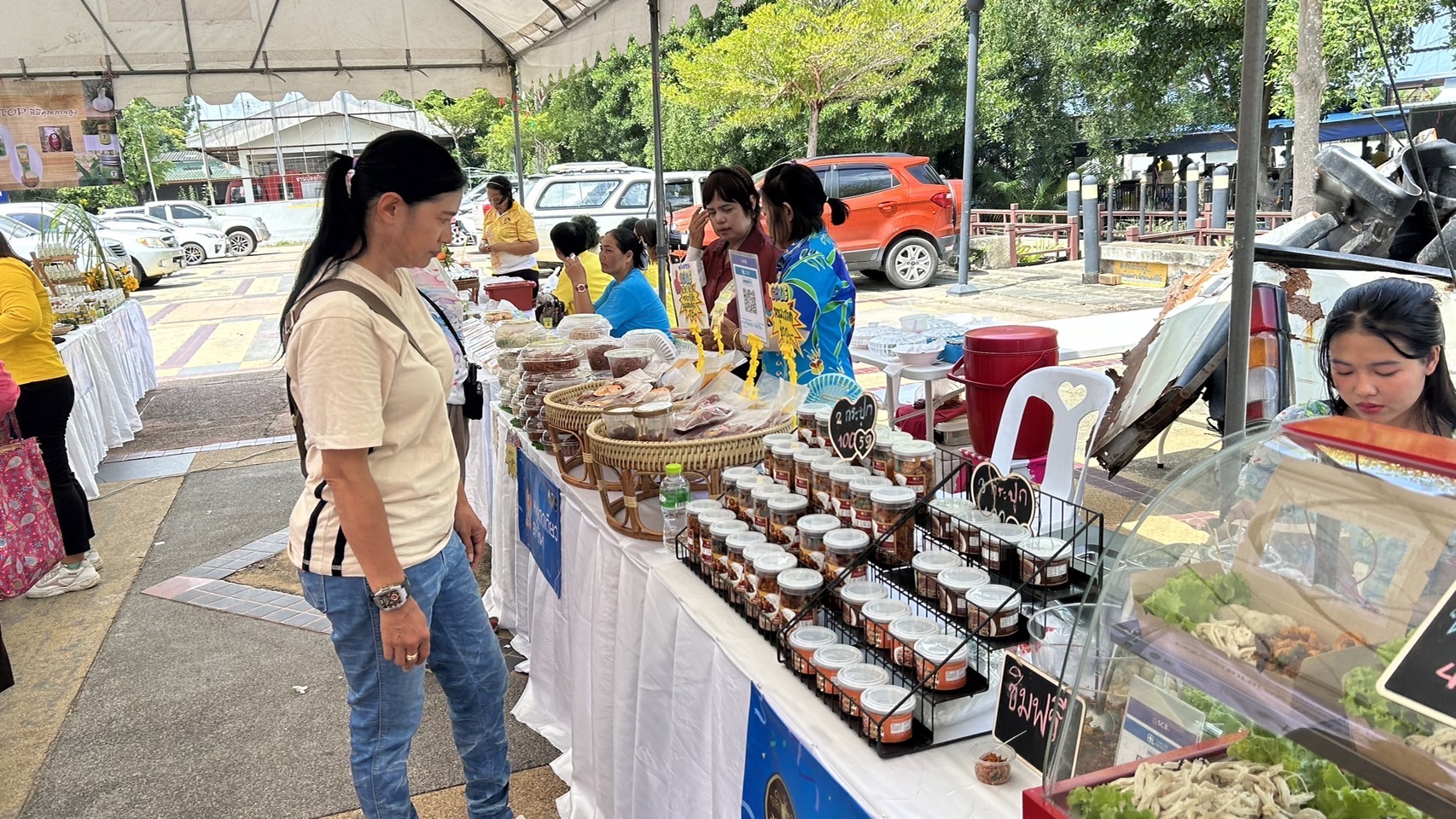 พช. ฉะเชิงเทรา จัดพิธีเปิดกิจกรรมทดสอบตลาด ภายใต้โครงการส่งเสริมกระบวนการเครือข่ายองค์ความรู้ (Knowledge – Based OTOP : KBO) โครงการพัฒนาผลิตภัณฑ์ OTOP กลุ่มปรับตัวสู่การพัฒนา (Quadrant D) ให้มีคุณภาพมาตรฐาน