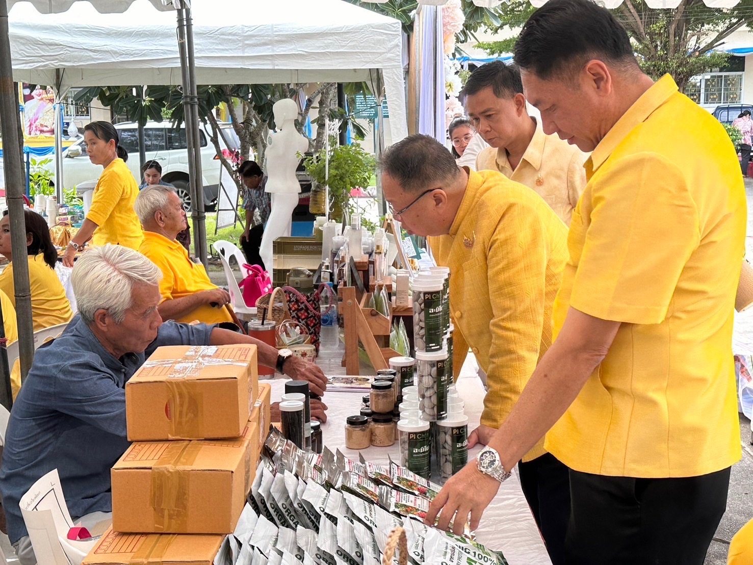 พช. ฉะเชิงเทรา จัดพิธีเปิดกิจกรรมทดสอบตลาด ภายใต้โครงการส่งเสริมกระบวนการเครือข่ายองค์ความรู้ (Knowledge – Based OTOP : KBO) โครงการพัฒนาผลิตภัณฑ์ OTOP กลุ่มปรับตัวสู่การพัฒนา (Quadrant D) ให้มีคุณภาพมาตรฐาน