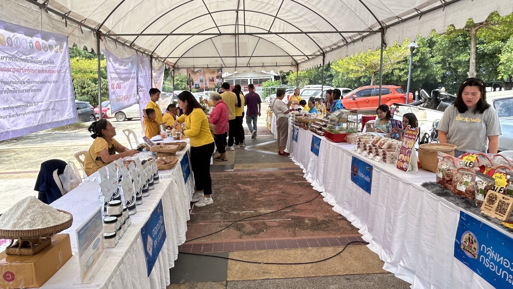 พช. ฉะเชิงเทรา จัดพิธีเปิดกิจกรรมทดสอบตลาด ภายใต้โครงการส่งเสริมกระบวนการเครือข่ายองค์ความรู้ (Knowledge – Based OTOP : KBO) โครงการพัฒนาผลิตภัณฑ์ OTOP กลุ่มปรับตัวสู่การพัฒนา (Quadrant D) ให้มีคุณภาพมาตรฐาน