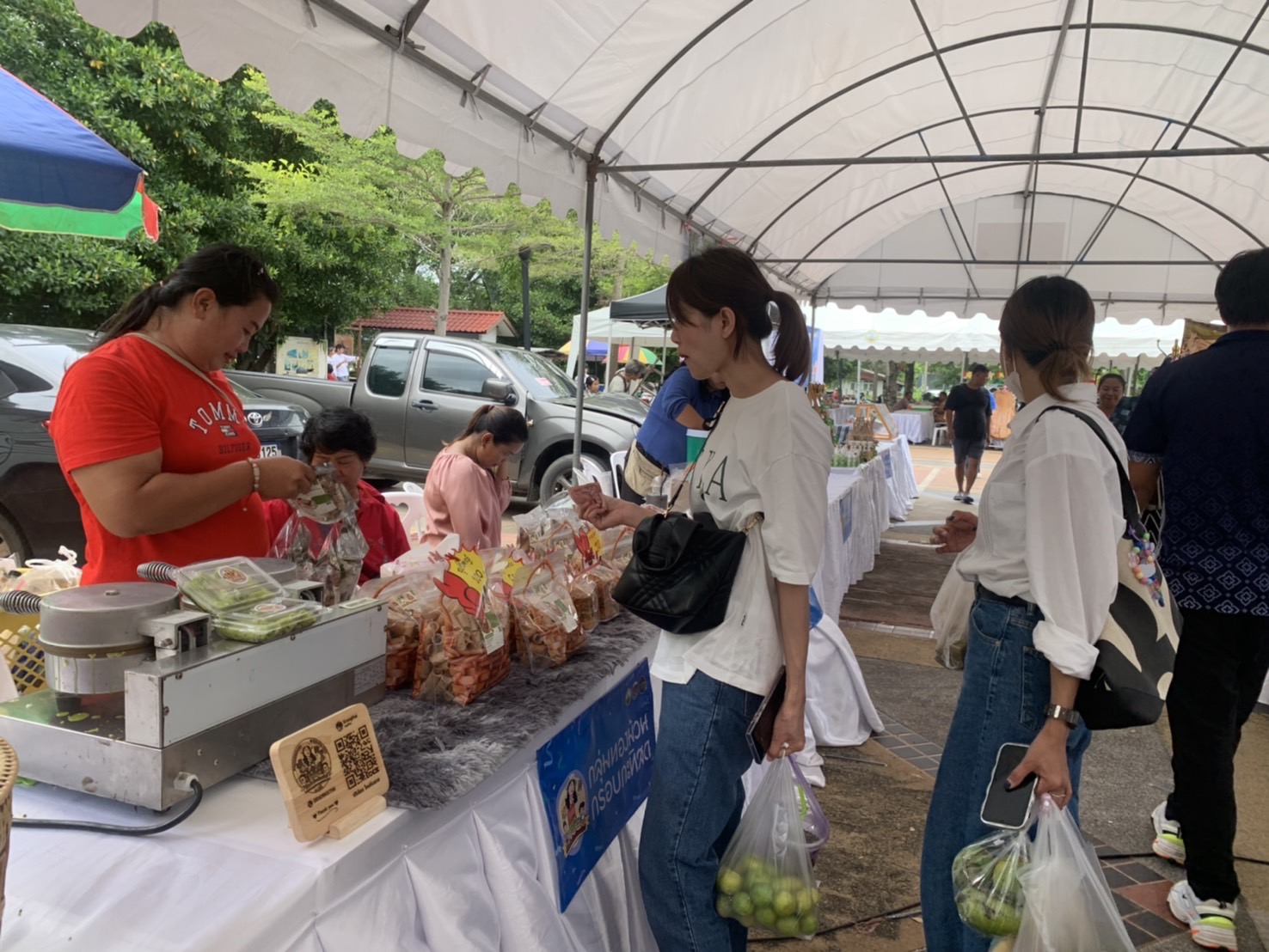 พช. ฉะเชิงเทรา จัดกิจกรรมทดสอบตลาด ภายใต้โครงการส่งเสริมกระบวนการเครือข่ายองค์ความรู้ (Knowledge – Based OTOP : KBO) โครงการพัฒนาผลิตภัณฑ์ OTOP กลุ่มปรับตัวสู่การพัฒนา (Quadrant D) ให้มีคุณภาพมาตรฐาน