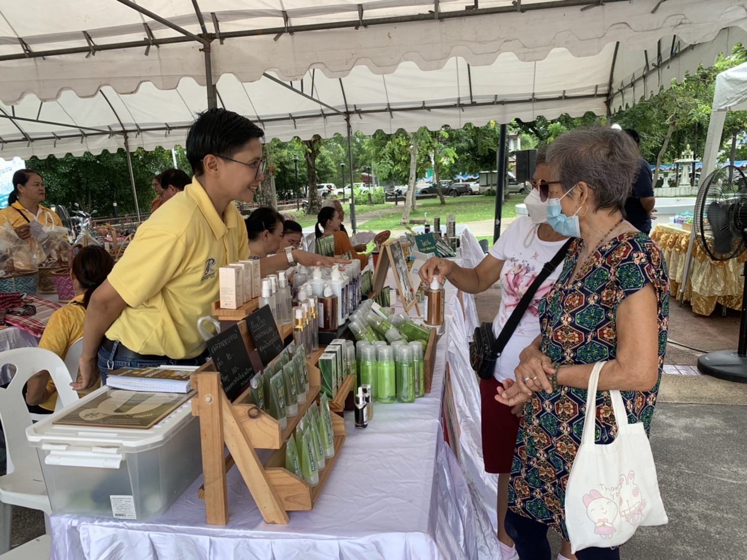 พช. ฉะเชิงเทรา จัดกิจกรรมทดสอบตลาด ภายใต้โครงการส่งเสริมกระบวนการเครือข่ายองค์ความรู้ (Knowledge – Based OTOP : KBO) โครงการพัฒนาผลิตภัณฑ์ OTOP กลุ่มปรับตัวสู่การพัฒนา (Quadrant D) ให้มีคุณภาพมาตรฐาน